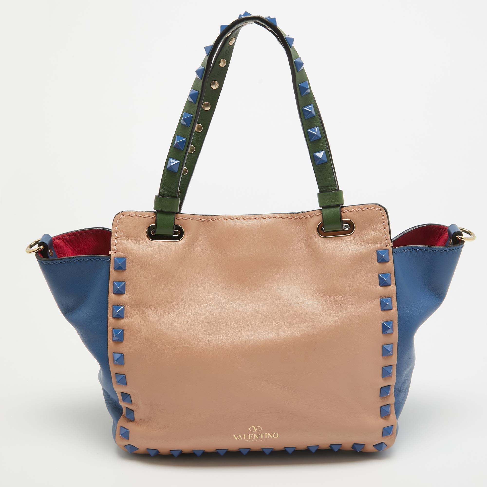 Know to create stylish, sophisticated, and timeless designs, this is a brand worth investing in. The bags that come from this label's atelier are exquisite. This Valentino Trapeze tote bag is no different. It has been made from quality materials and