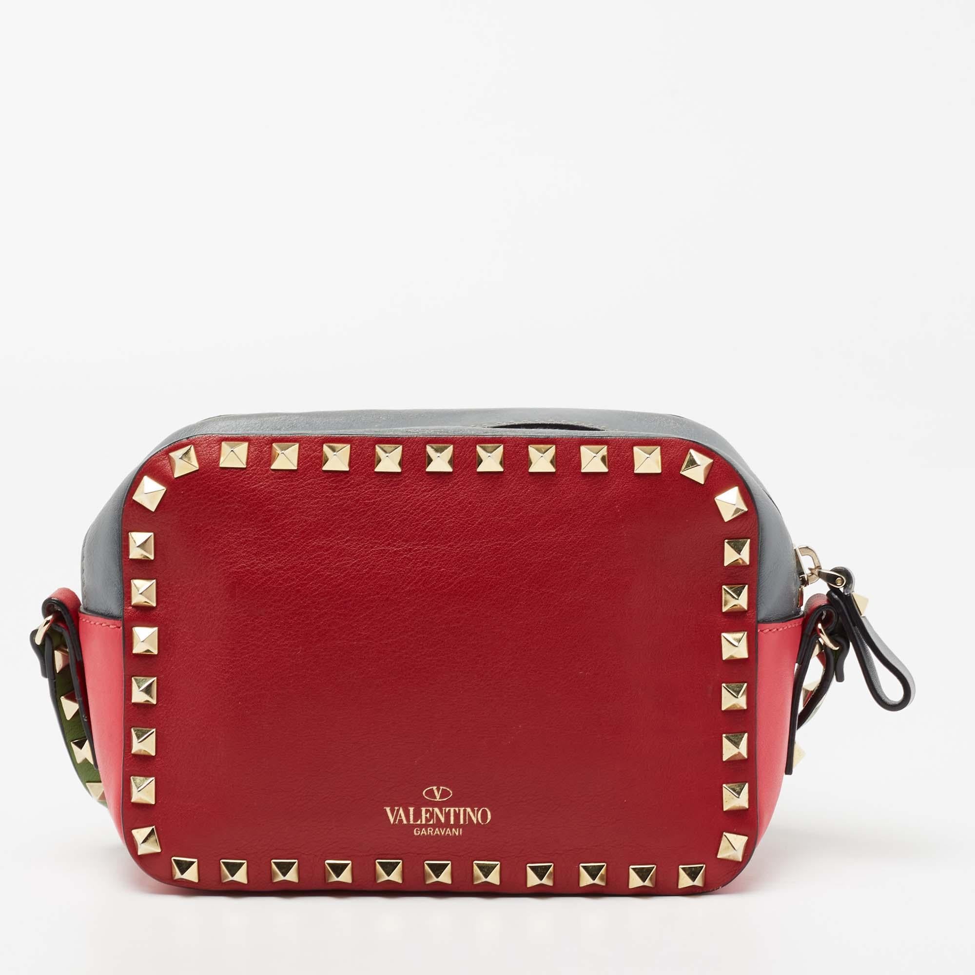 Bags are more than just a means to carry one's essentials. They express a woman's sense of style. Valentino brings you one such fabulous crossbody bag meticulously made from leather. It has a fabric interior secured by a zipper and flaunts the