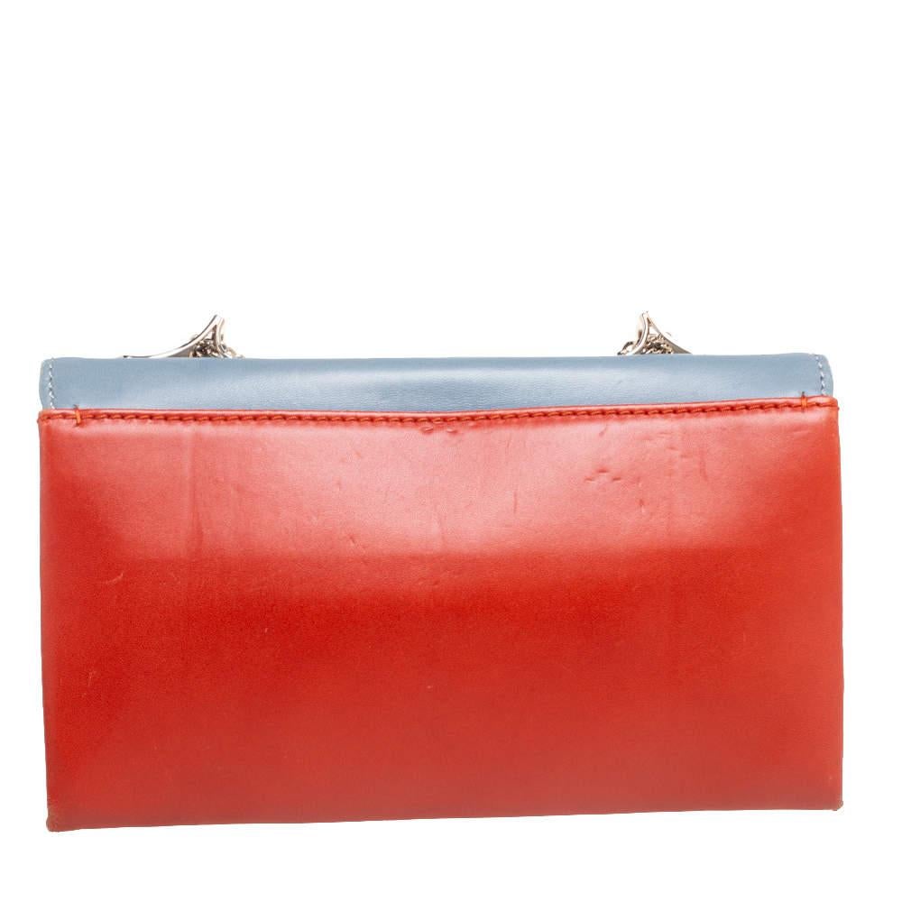 This Va Va Voom clutch from Valentino has an appealing design. Crafted from quality leather, the creation features a gorgeous flap, a well-sized interior, and a shoulder chain. It also comes with a hand slot that is decorated with signature Rockstud