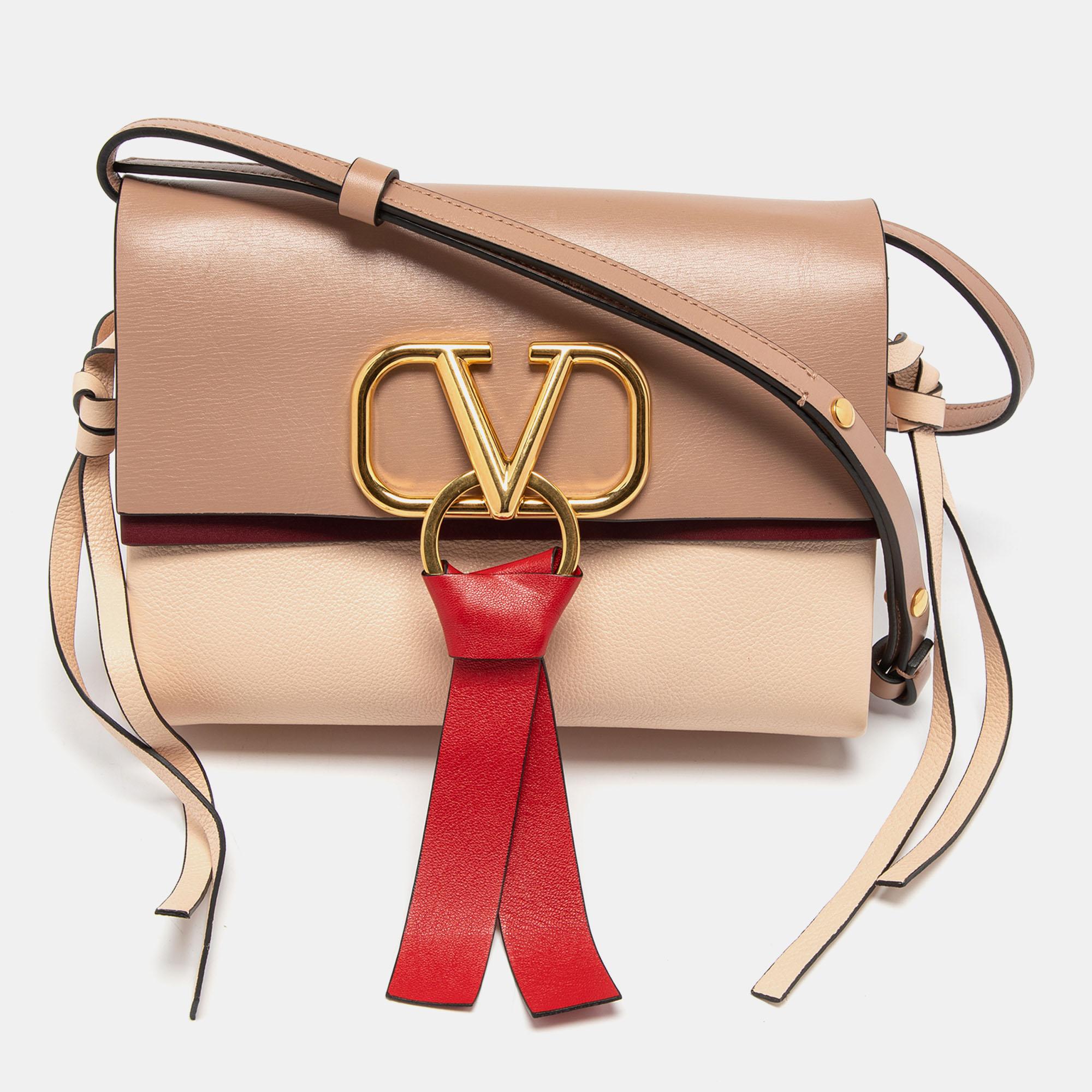 This crossbody bag by Valentino is a great option for carrying your essentials. This leather bag has a compact size and a flap to secure the leather interior. Designed to be ideal for everyday use, this crossbody bag is a must-have.