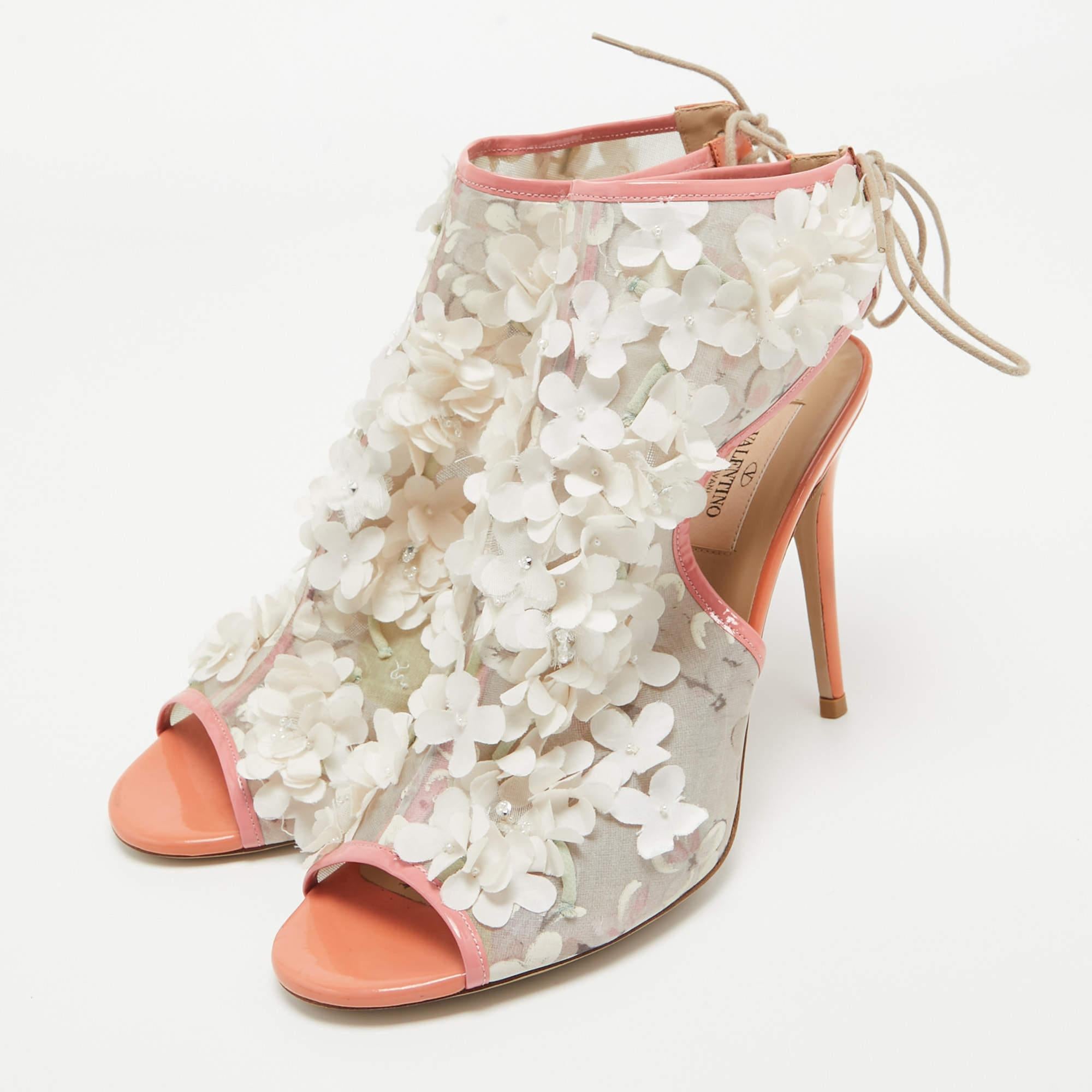 La tradition d'excellence de la maison de couture associée à une sensibilité au design moderne fait de ces sandales multicolores Valentino un choix fabuleux. Ils vous aideront à obtenir un look chic en toute simplicité.