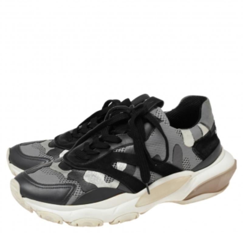 Estas zapatillas de Valentino son todo lo que necesitas para causar una impresión elegante. Las zapatillas se han confeccionado con materiales de calidad en una silueta a la moda y presentan cordones en un diseño de camuflaje. El par se completa con