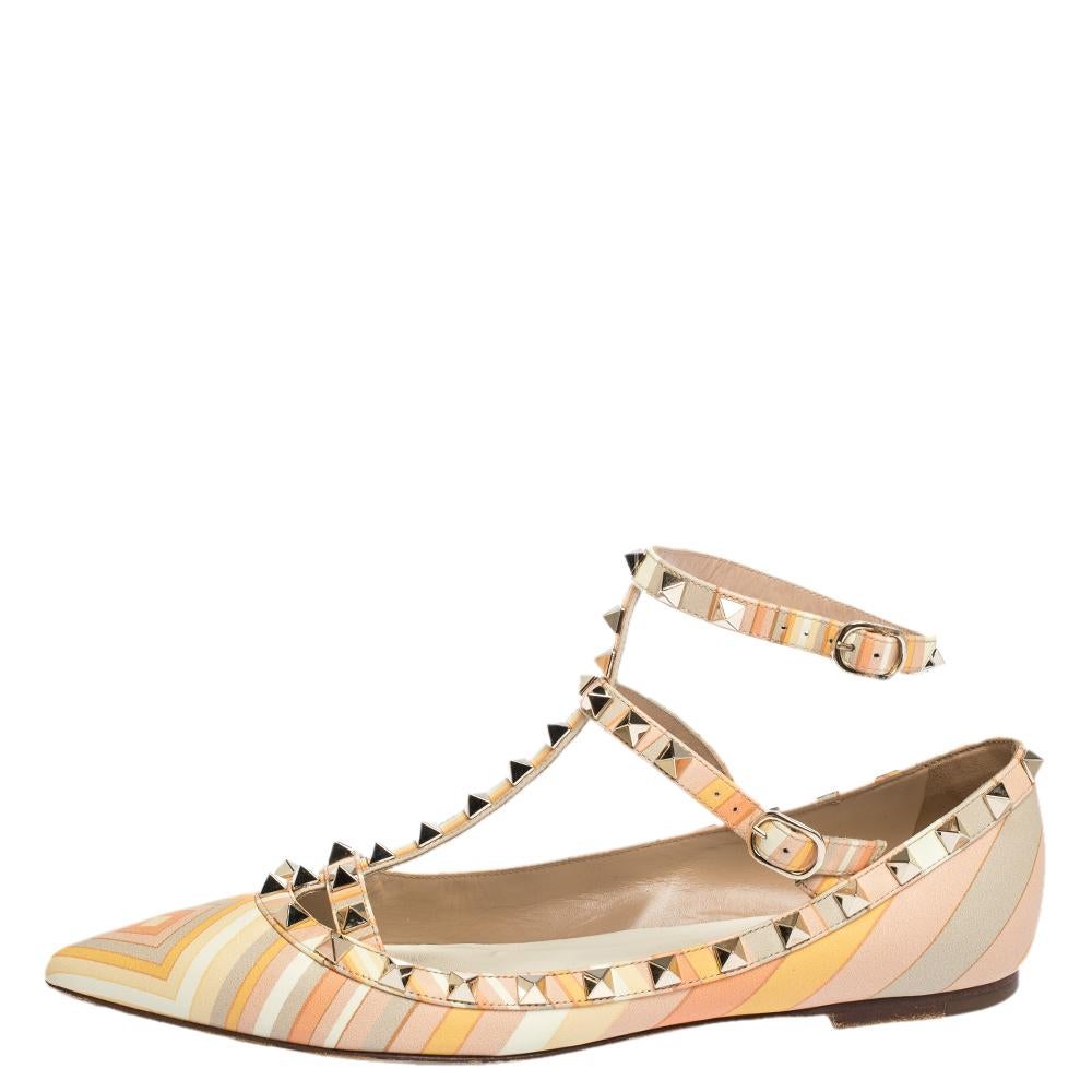 These Valentino beauties have been crafted from leather and they carry their Native Couture 1975 print on the exterior. They are styled as a pointed-toe and detailed with the signature Rockstuds on the straps. This pair from Valentino makes a loud