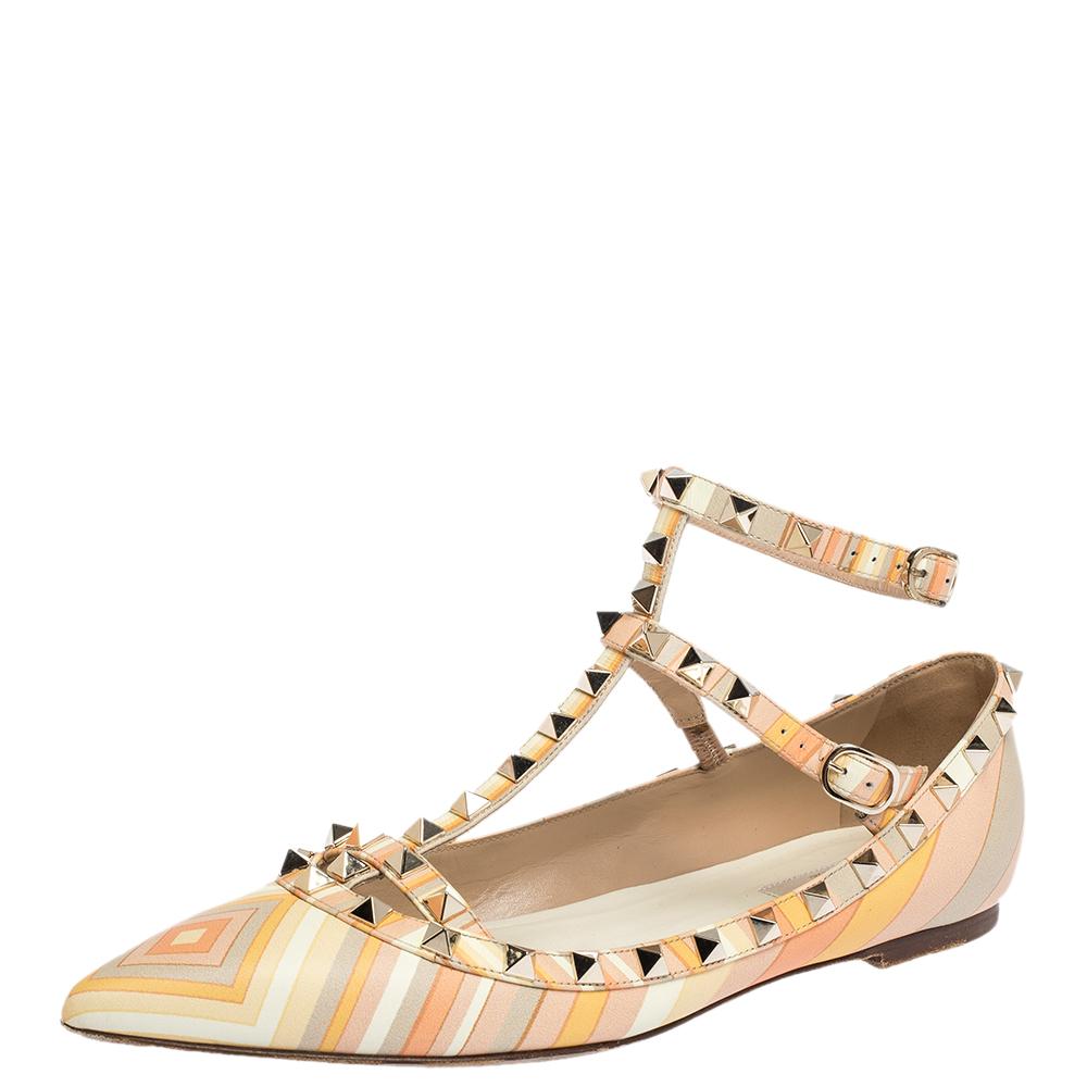 These Valentino beauties have been crafted from leather and they carry their Native Couture 1975 print on the exterior. They are styled as a pointed-toe and detailed with the signature Rockstuds on the straps. This pair from Valentino makes a loud