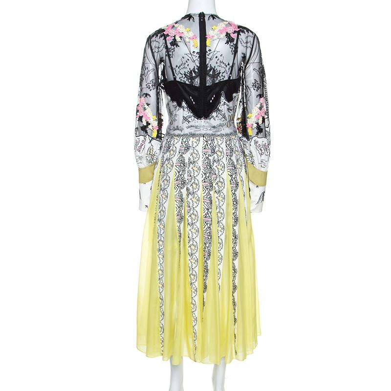 This midi dress from Valentino has been exquisitely crafted. It is a go-to for all those impromptu occasions. Crafted from 100% silk, it comes in gorgeous multicolor hues. It features a printed silk tulle and is adorned with intricate embroidery