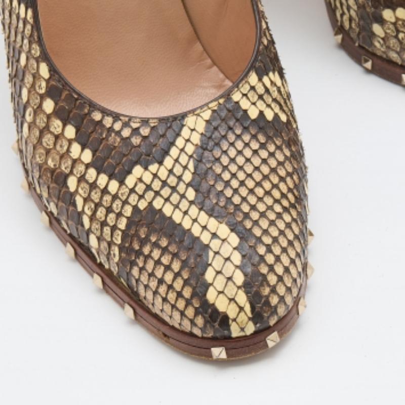 Valentino Pumps con borchie in pelle di pitone multicolore misura 37,5 In condizioni buone in vendita a Dubai, Al Qouz 2