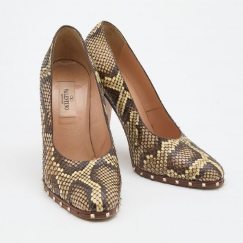 Donna Valentino Pumps con borchie in pelle di pitone multicolore misura 37,5 in vendita
