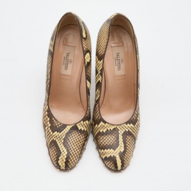 Valentino Pumps con borchie in pelle di pitone multicolore misura 37,5 in vendita 1