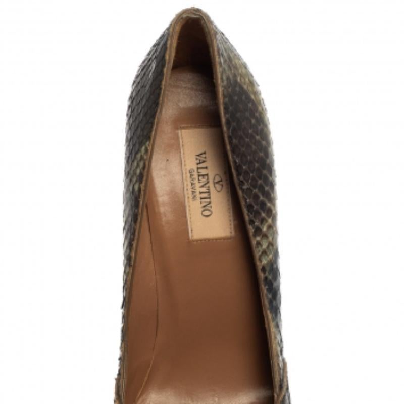 Black Valentino Multicolor Python Rockstud Round Toe Platform Pumps Size 38 For Sale