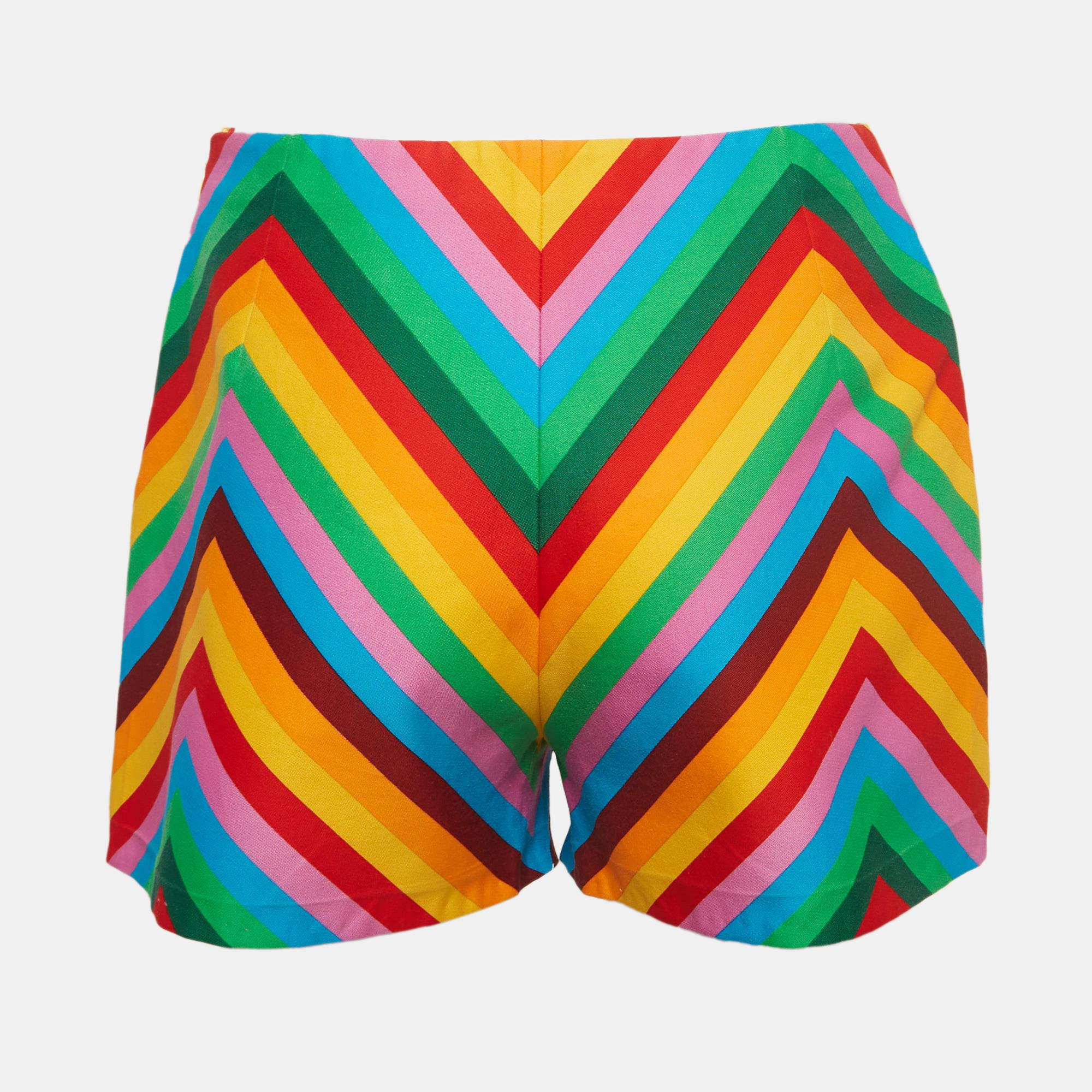 Beachy vacations call for a stylish pair of shorts like this. Stitched using high-quality fabric, this pair of shorts is styled with classic details and has a superb length. Wear it with T-shirts.