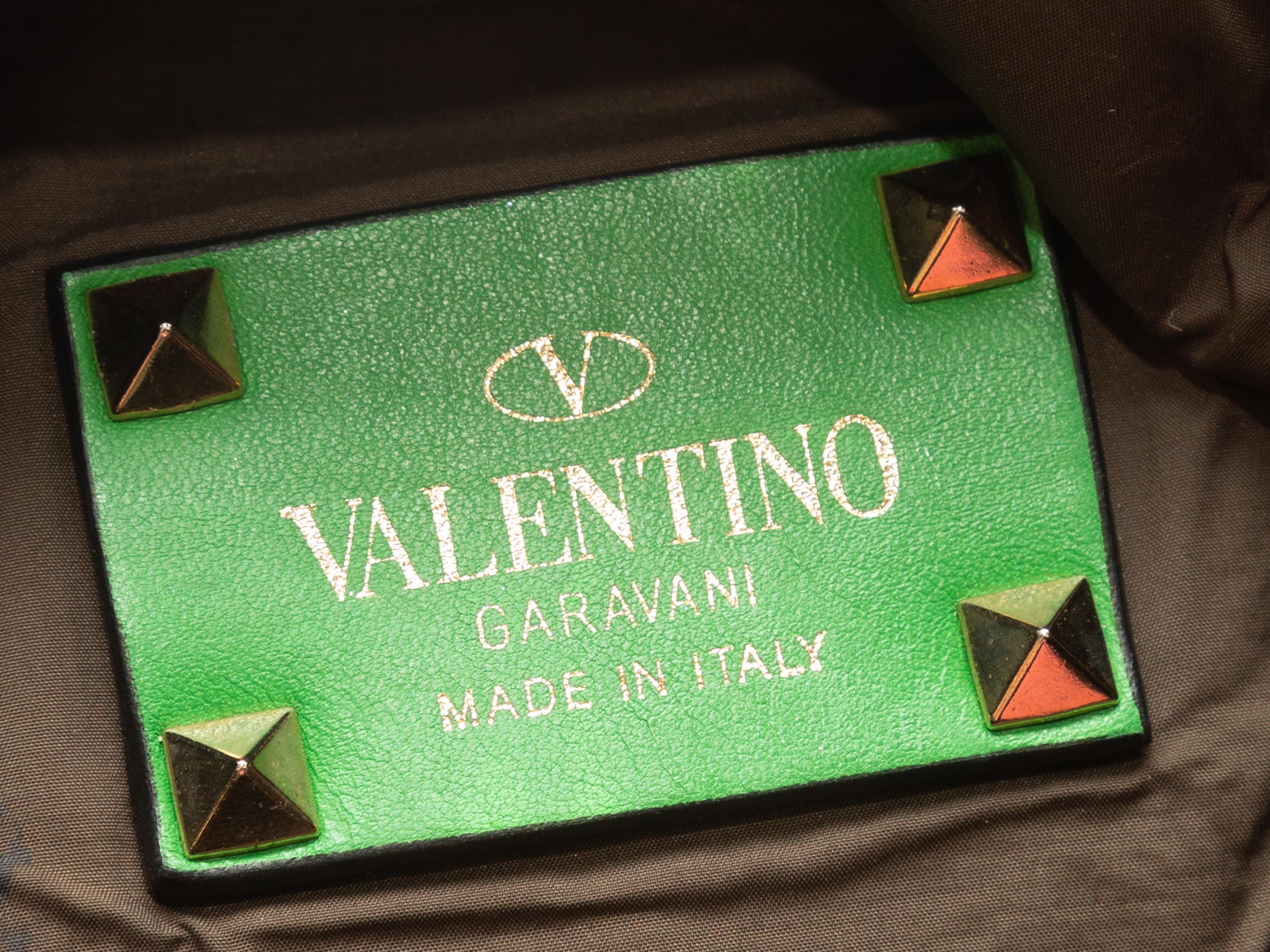Detalles del producto: Bolso tote de camuflaje reversible multicolor de Valentino. Tirantes dobles con adornos Rockstud. Correa opcional para el hombro. 18,5