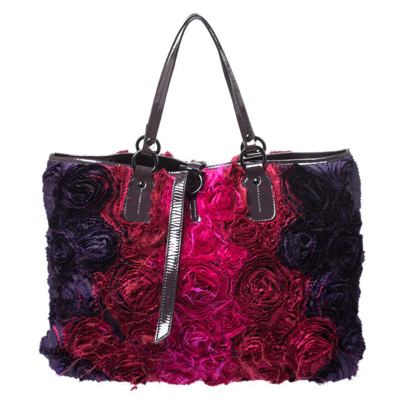 Set in a contemporary design and style, this multicolored tote from Valentino is absolutely mesmerizing. The lovely Petale Rose tote is crafted from satin and patent leather and features beautiful roses all over it. It comes with dual top handles, a