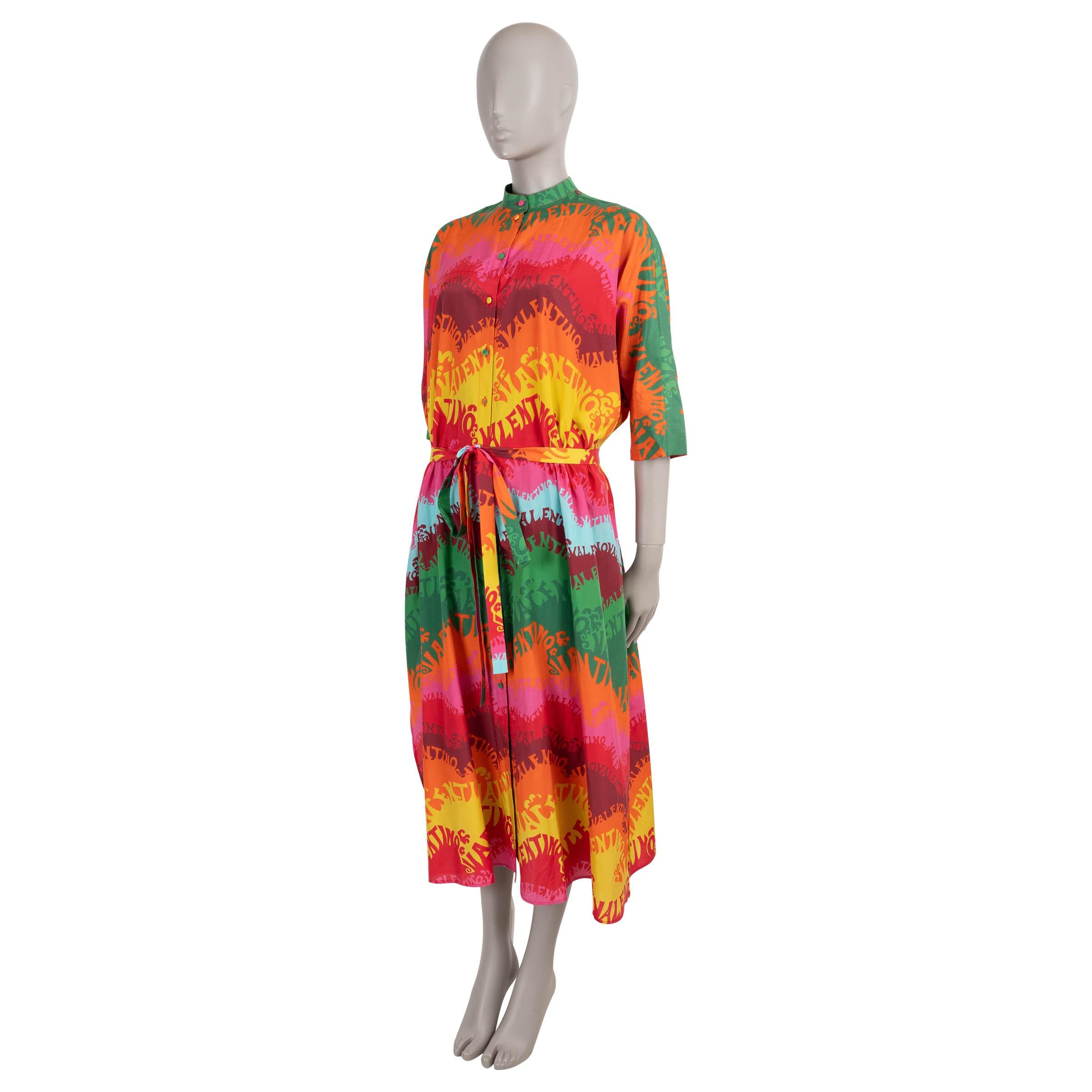 Cette robe chemise 100% authentique Valentino est confectionnée en soie (52%) et coton (48%) imprimés du logo Waves aux couleurs de l'arc-en-ciel. Veuillez noter que le contenu et l'étiquette de taille sont manquants. Conçu avec une silhouette