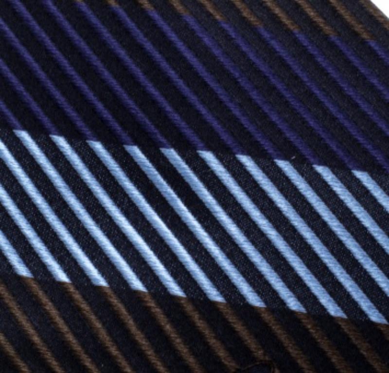 Coupée dans une soie de qualité, cette cravate Valentino présente des rayures multicolores en jacquard. La pièce est complétée par le célèbre Label de la marque en guise de boucle de maintien au dos. Soyez élégant en l'associant à des chemises