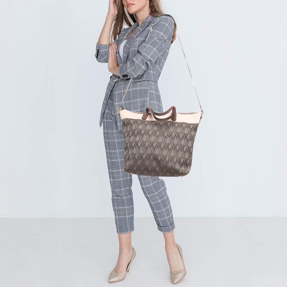 Created from high-quality materials, this tote is enriched with functional and classic elements. It can be carried around conveniently, and its interior is perfectly sized to keep your belongings with ease.