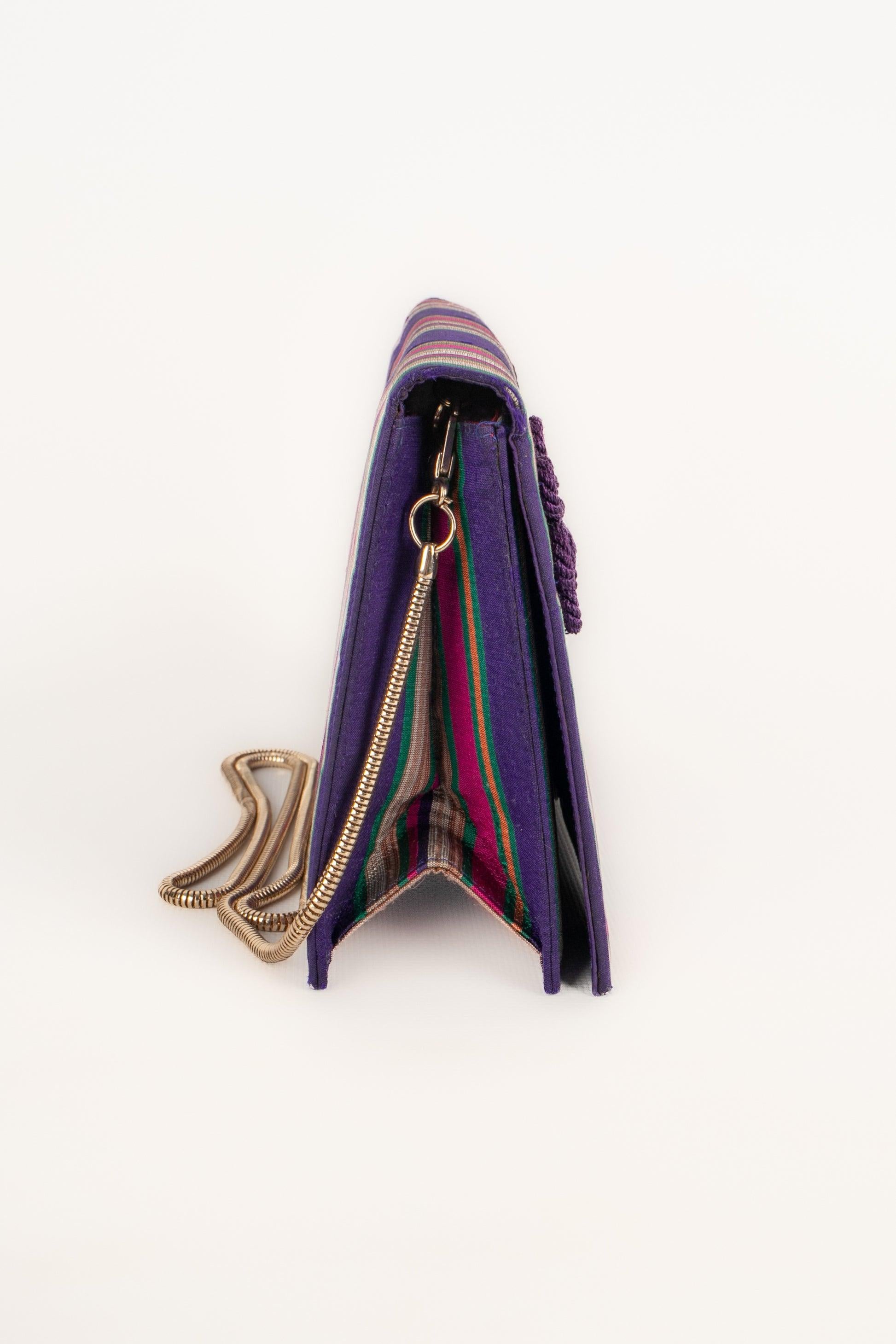 Valentino - (Made in Italy) Multicolored wild silk handbag with purple trimmings. Golden metal handle.

Additional information:
Condition: Very good condition
Dimensions: Length: 22 cm - Height: 13 cm - Depth: 7 cm - Handle: 100 cm

Seller