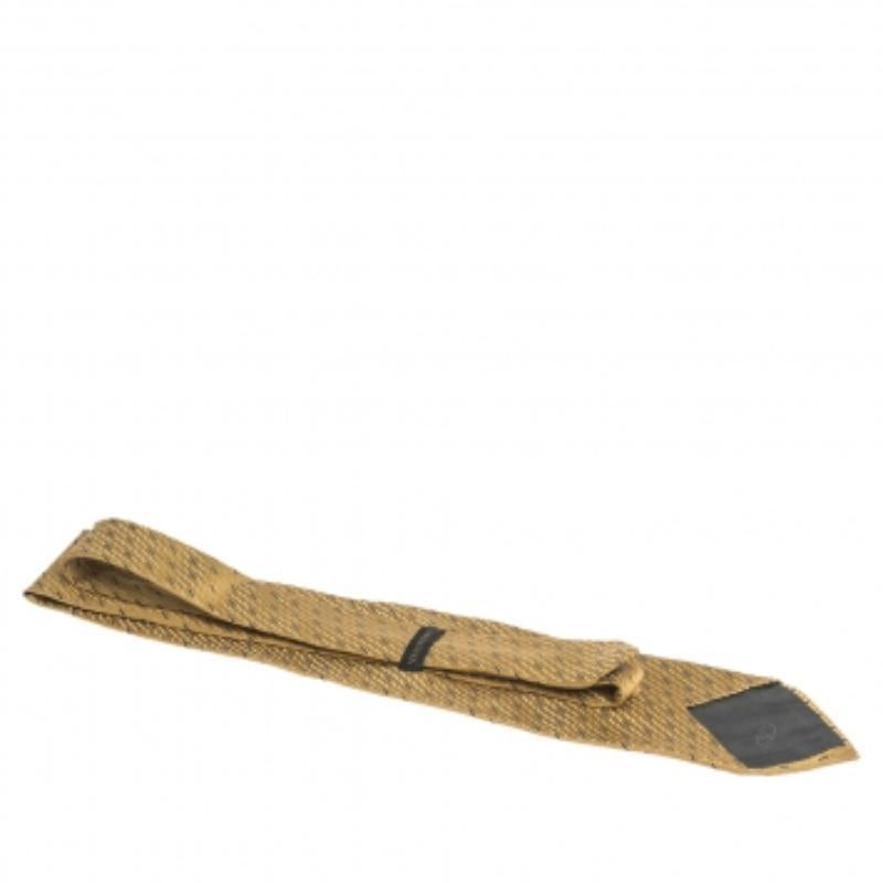 Valentino Mustard Yellow Diagonal Pattern Traditional Silk Tie en Bueno estado para la venta en Dubai, Al Qouz 2