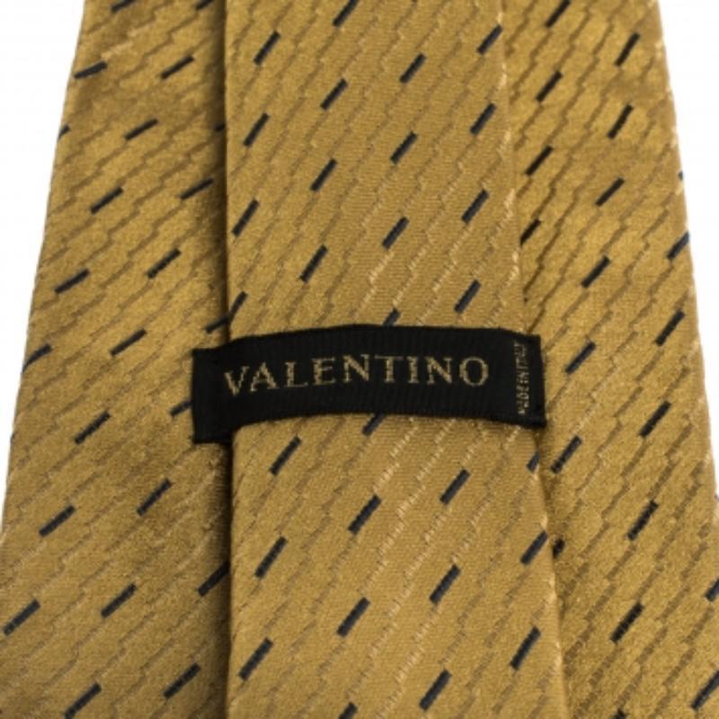 De los hombres Valentino Mustard Yellow Diagonal Pattern Traditional Silk Tie en venta