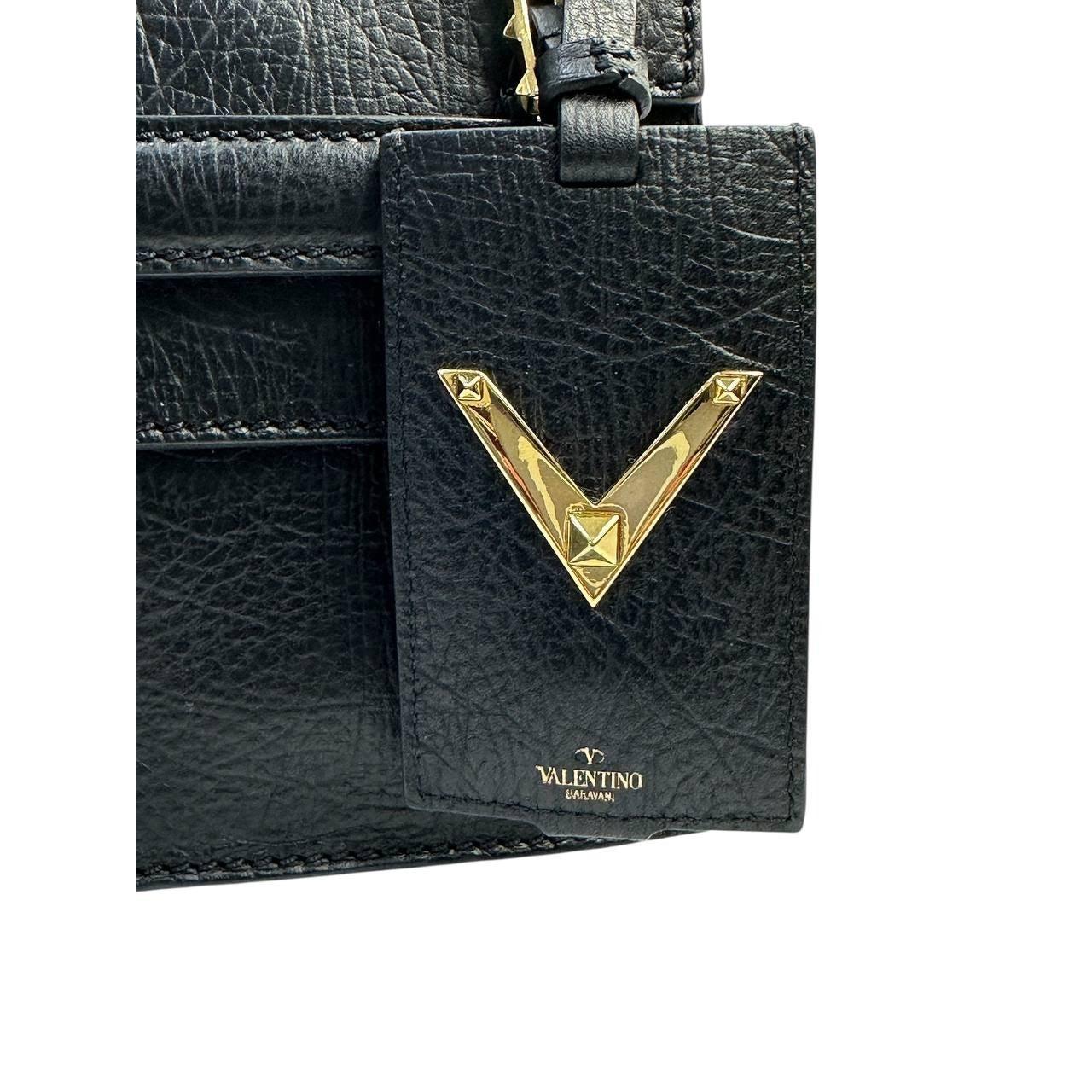 Atemberaubende Valentino My Rockstud Black Leather Clutch Bag aus der Herbstkollektion 2015. 

Gefertigt aus dickem, schwarzem, genarbtem Leder mit schicker, goldfarbener Hardware und dezenten Nietenverzierungen. Mit einem großen Gepäckanhänger mit