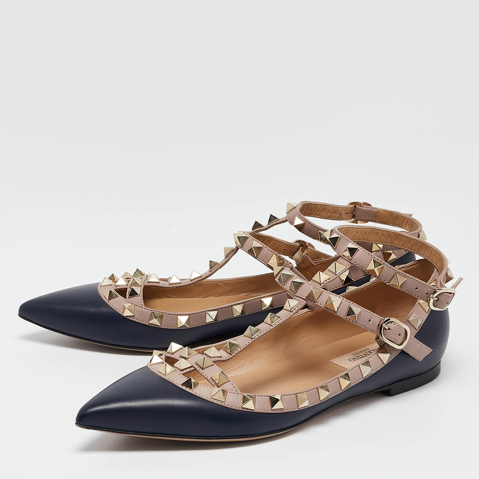 The addition of Rockstud to these Valentino ballet flats marks the exceptional design of the brand. Created from leather, it is shaped with pointed toes and exhibits an ankle buckle closure.