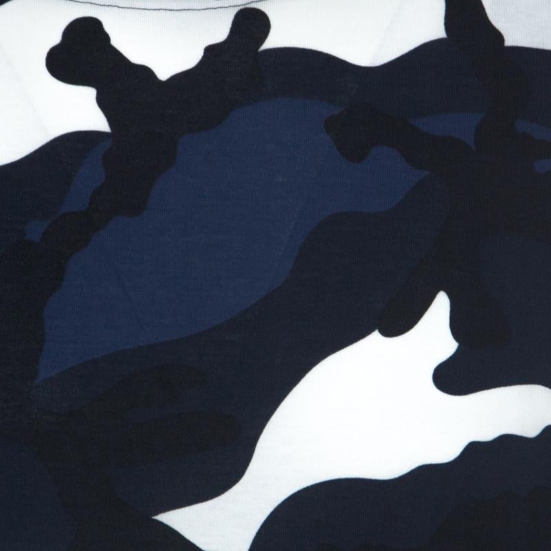 Valentino Navy Blue Camouflage Print Cotton Crew Neck T-Shirt L In Excellent Condition For Sale In Dubai, Al Qouz 2