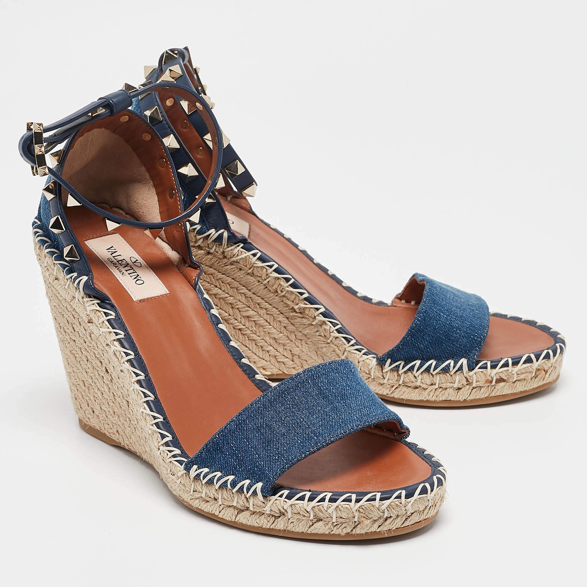 Valentino Navy Blue Denim Rockstud Wedge Sandals Size 39 In Excellent Condition In Dubai, Al Qouz 2