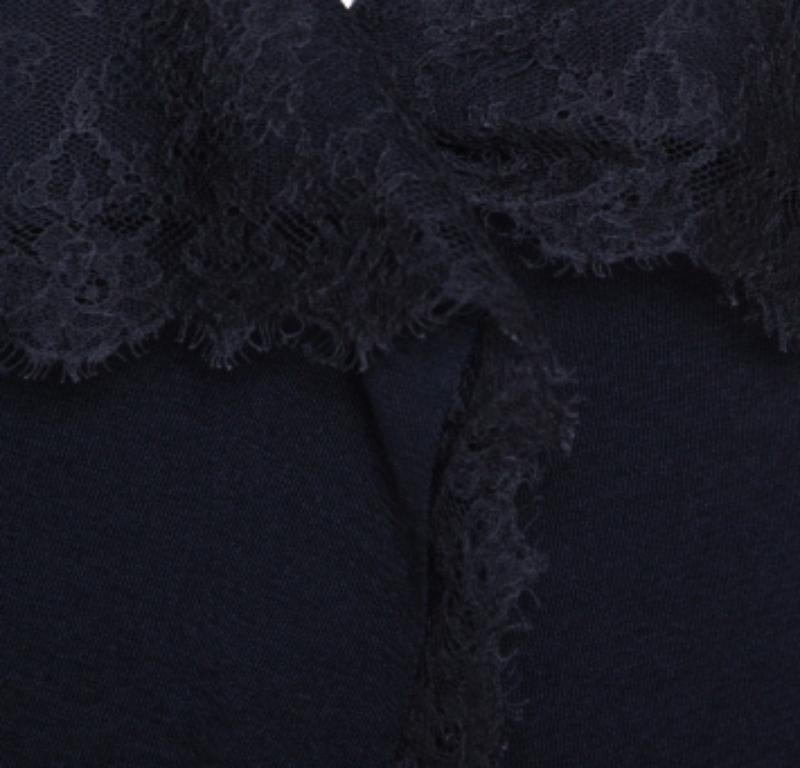 Eine perfekte Kombination aus Komfort und Stil bietet diese Strickjacke von Valentino. Die Wollmischung wärmt Sie und die feminine Spitze lässt Sie edel aussehen. Diese Strickjacke ist eine Kreation, die Sie an jedem kühlen Tag gerne zur Schau