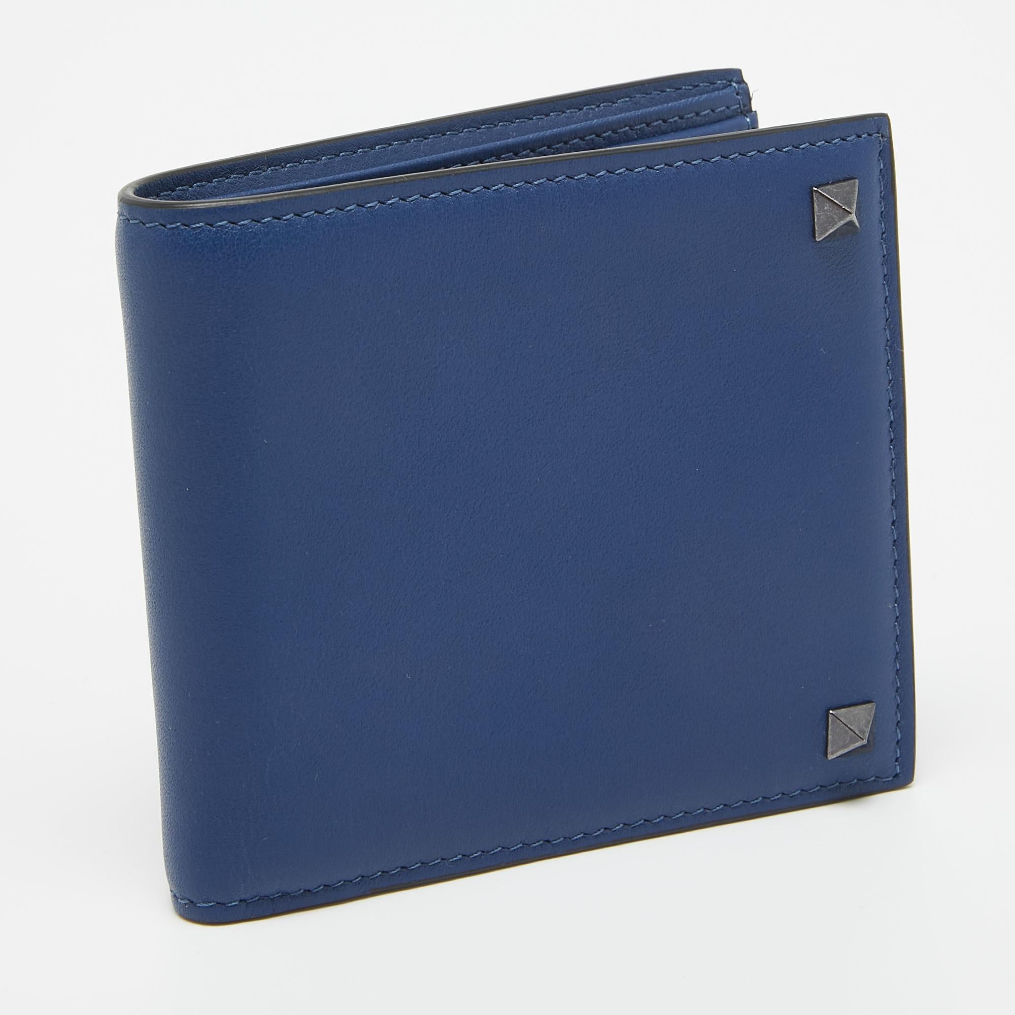 Valentino Navy Blue Leather Rockstud Bifold Wallet In New Condition In Dubai, Al Qouz 2