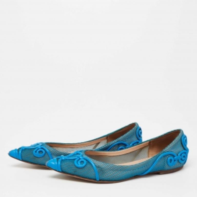 These ballet flats from the House of Valentino are all your feet need to be comfy and stylish! They are crafted using navy-blue mesh and leather on the exterior. They display pointed toes and a slip-on feature. These cute flats will certainly
