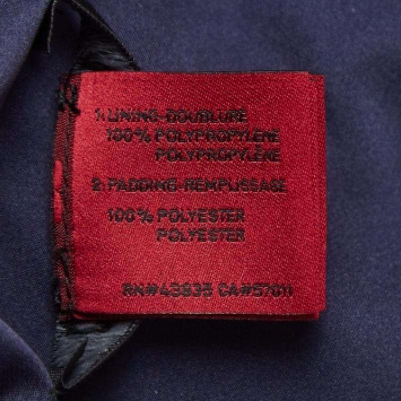 Prova la gioia di una sartoria esperta con questa giacca da donna firmata. Realizzato meticolosamente, offre una vestibilità impeccabile e dettagli di lusso, assicurando un comfort impareggiabile. Questa splendida creazione eleverà il tuo stile