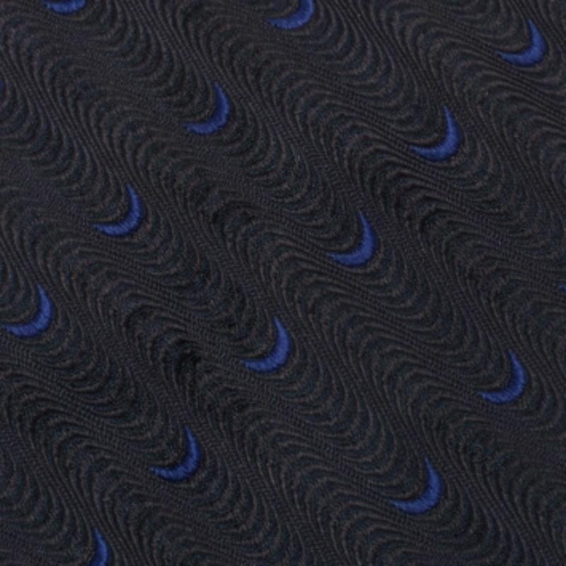 Confectionnée en soie, cette cravate Valentino bleu marine pour homme présente des motifs jacquard sur toute sa surface. Cet accessoire finement taillé apportera une touche de charme.