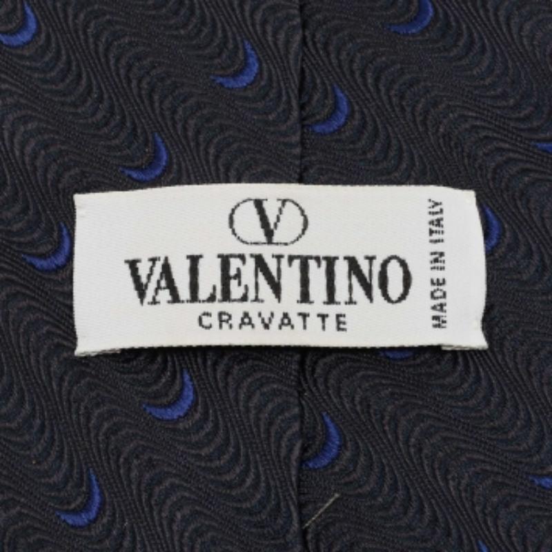 Valentino - Cravate en jacquard de soie bleu marine Bon état - En vente à Dubai, Al Qouz 2