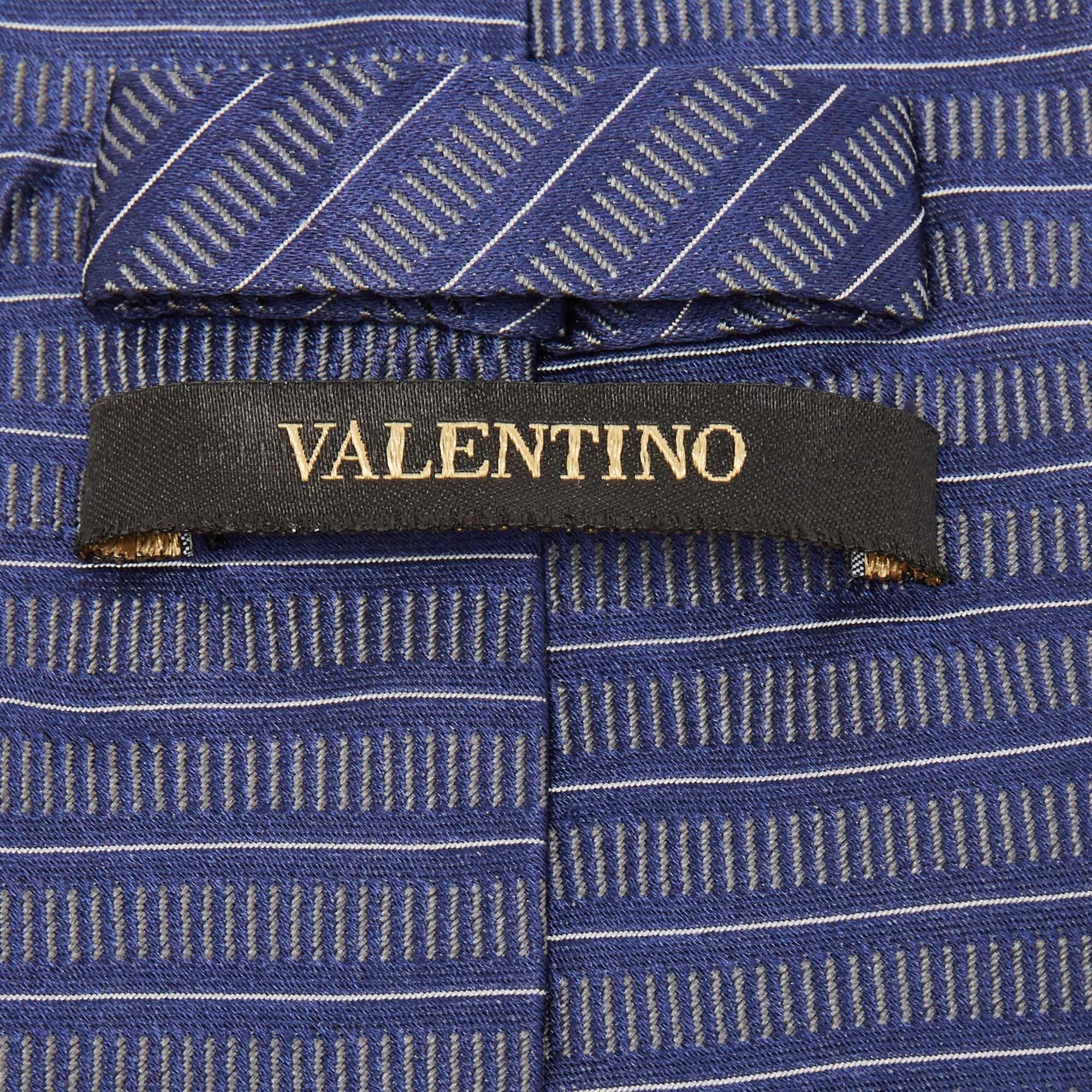 Valentino Navy Blue Stripe Patterned Silk Tie In Good Condition For Sale In Dubai, Al Qouz 2