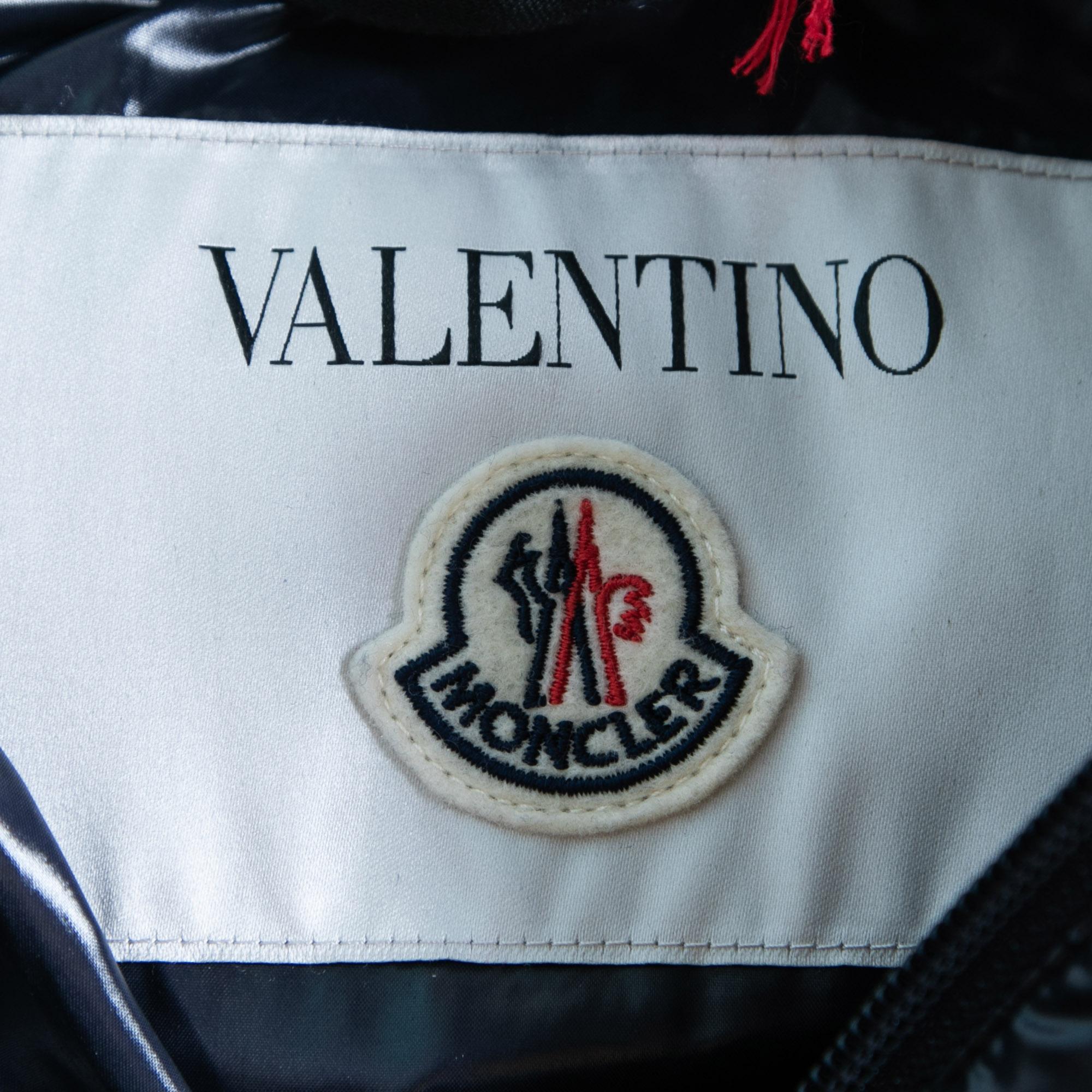 Planning a trip to the Alps? Well, don't forget to carry this Valentino jacket with you! Endowed with heavy padding, this jacket is crafted meticulously using navy-blue synthetic fabric, with a signature VLogo print highlighting the front. It equips