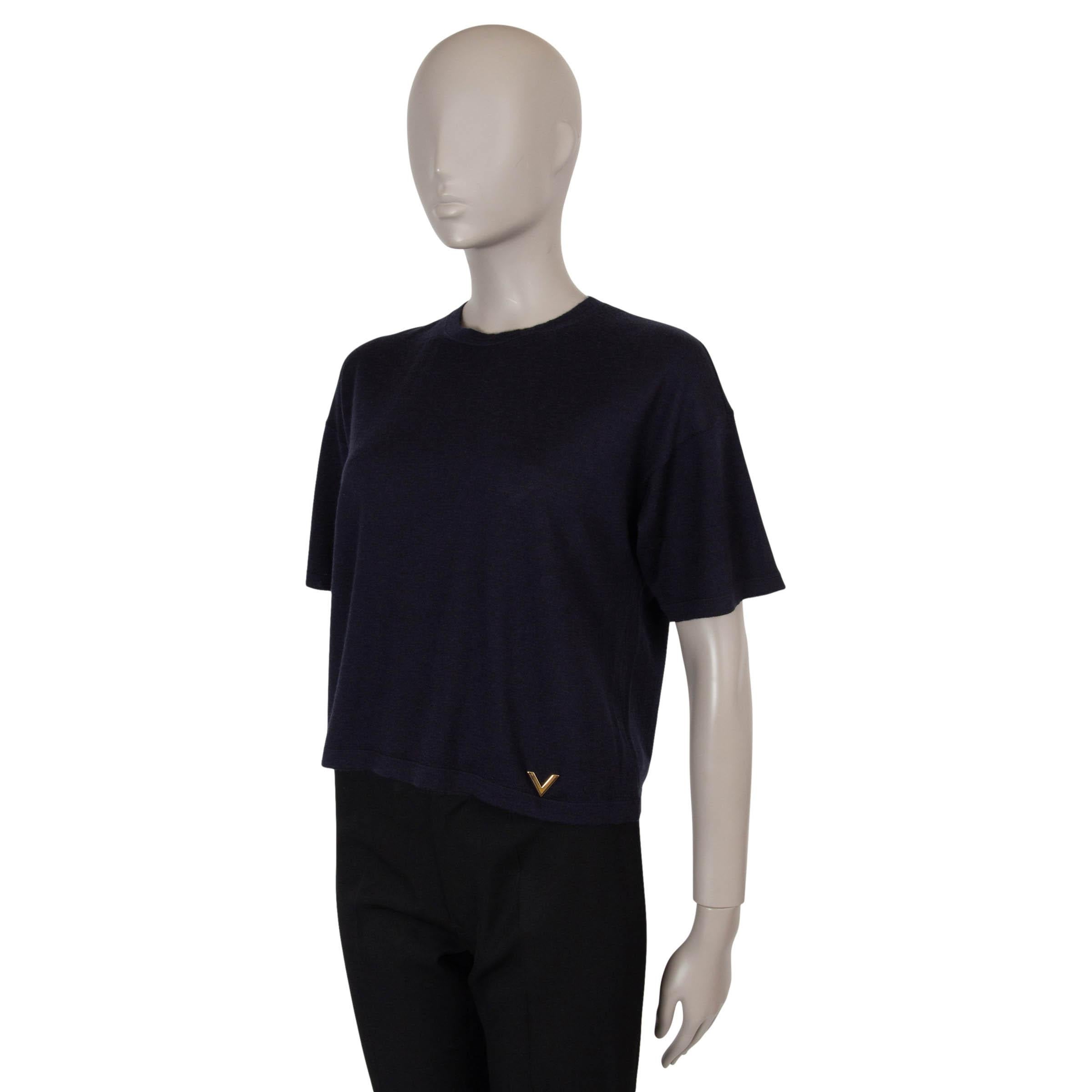 Questa T-shirt VLogo di Valentino, autentica al 100% e di colore blu navy, è realizzata in una maglia morbida e lussuosa che offre stile e comfort senza sforzo. Con un taglio corto e squadrato e spalle scese, offre una silhouette rilassata ma chic.