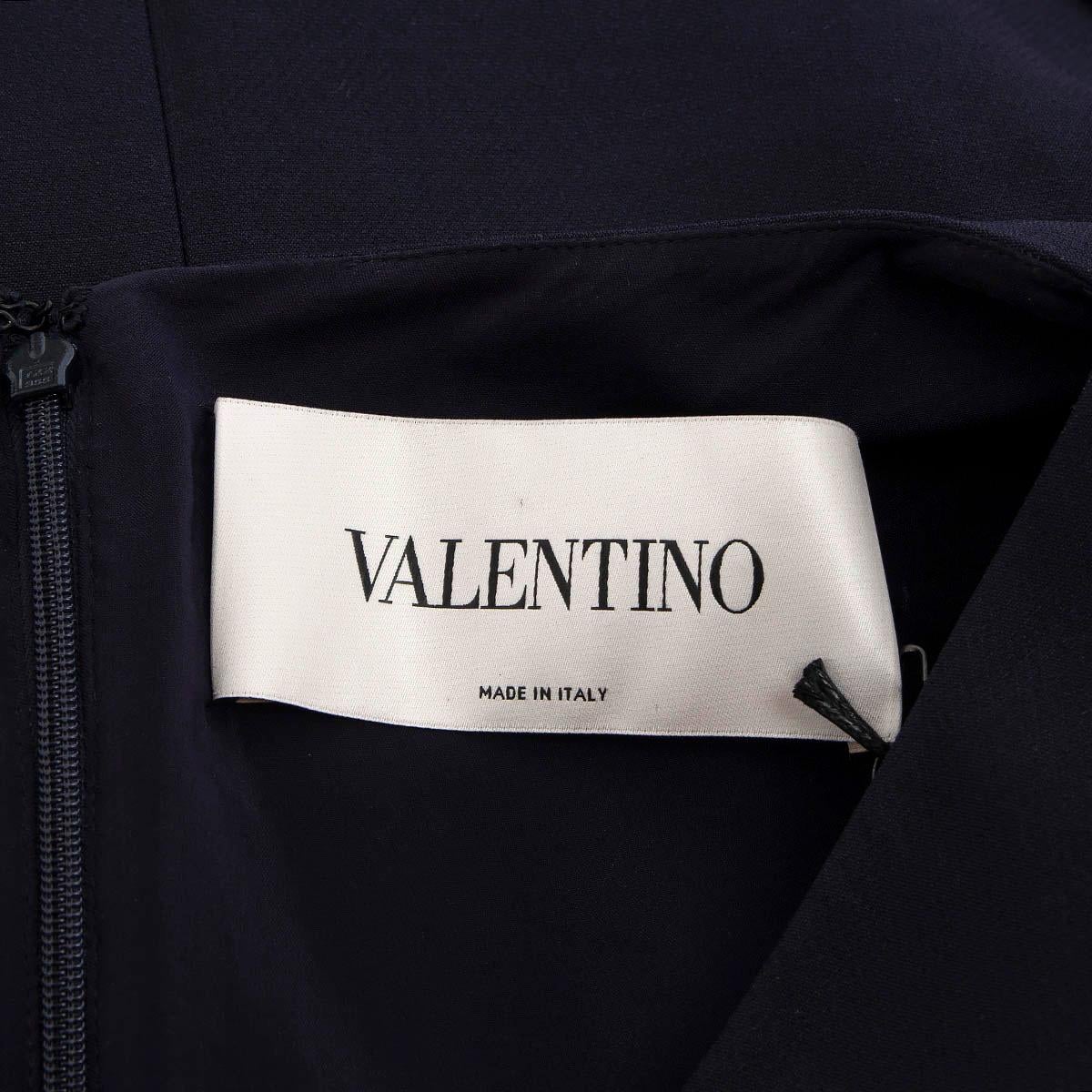 VALENTINO - Robe droite ornée en laine bleu marine avec ceinture en V 44 L Excellent état - En vente à Zürich, CH