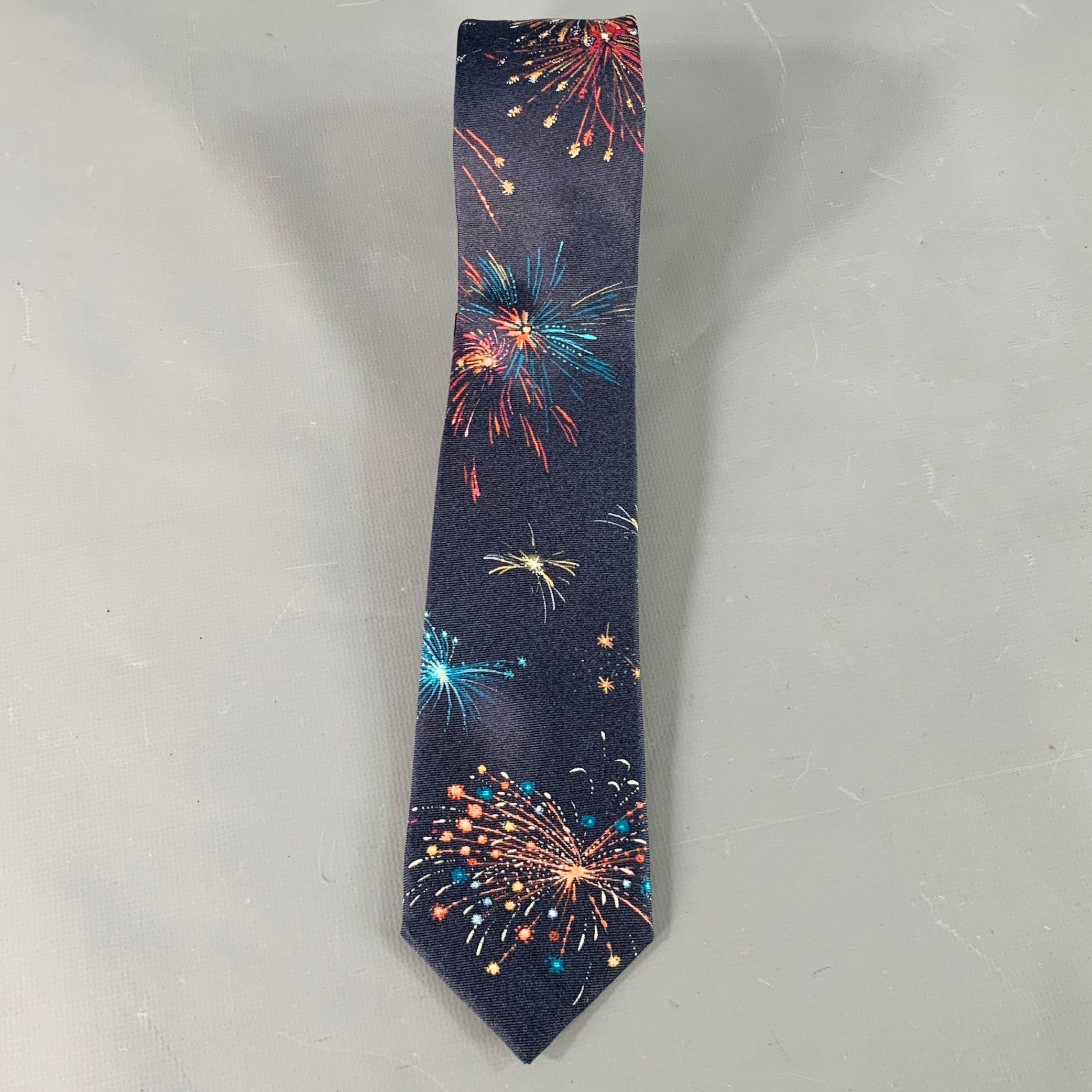 VALENTINO
cravate en soie marine avec un motif de feu d'artifice multicolore et un style étroit. Fabriqué en Italie. Excellent état. 

Mesures : 
  Largeur : 2.25 pouces Longueur : 60 pouces  
  
  
 
Référence Sui Generis : 138835
Catégorie :
