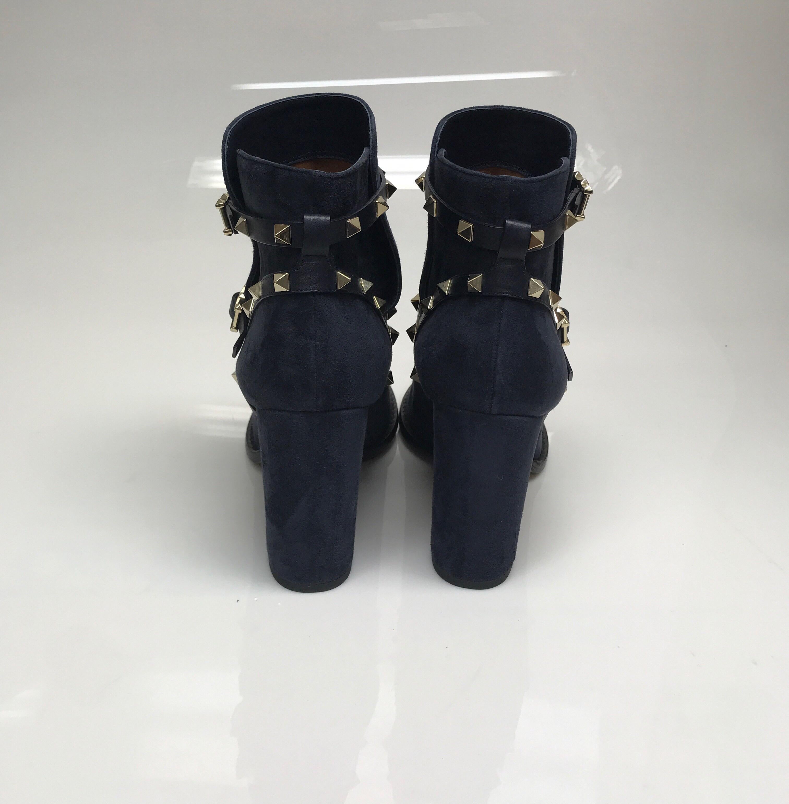 Valentino Navy Suede Rock Stud Booties-41.5 In New Condition In West Palm Beach, FL