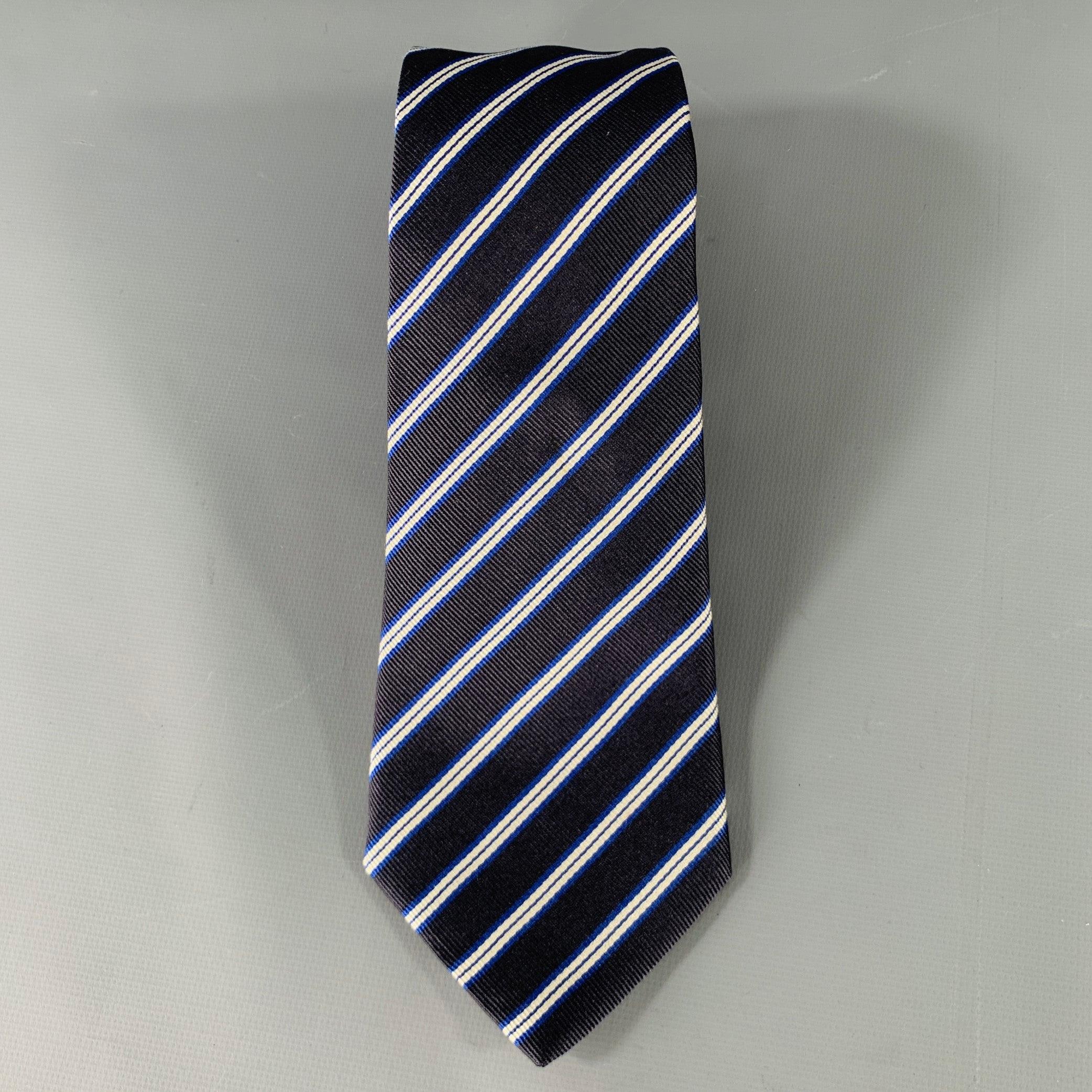 VALENTINO necktie
in a
navy and white silk twill featuring a diagonal stripe pattern. Made in Italy.Very Good Pre-Owned Condition. 

Measurements: 
  Width: 3.25 inches Length: 62 inches 
  
  
 
Sui Generis Reference: 131717
Category: Tie
More