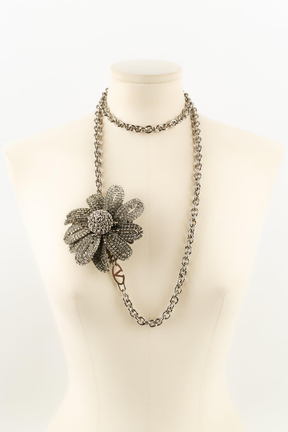 Valentino - Necklace in silver-plated metal and rhinestones.

Additional information:
Condition: Very good condition
Dimensions: Length: 106 cm

Seller Reference: ACC192