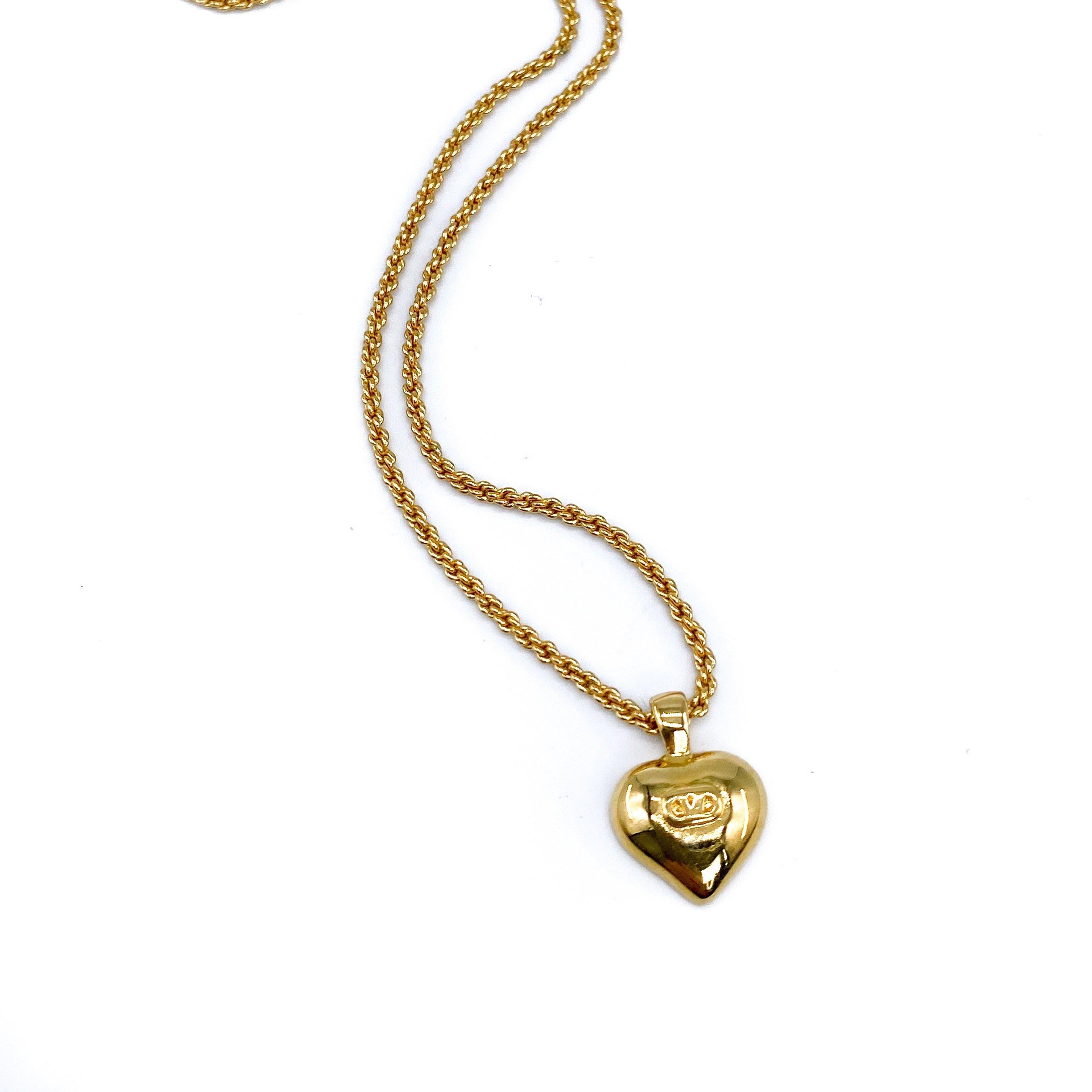Valentino 1990s Vintage Heart Necklace

Detail
-Made in Italy in the 1990s
-Crafted from gold plated metal
-Delicate chain with small heart pendant embossed with the iconic Valentino V

Size & Fit
-Chain measures approx 16 inches
-Pendant measures