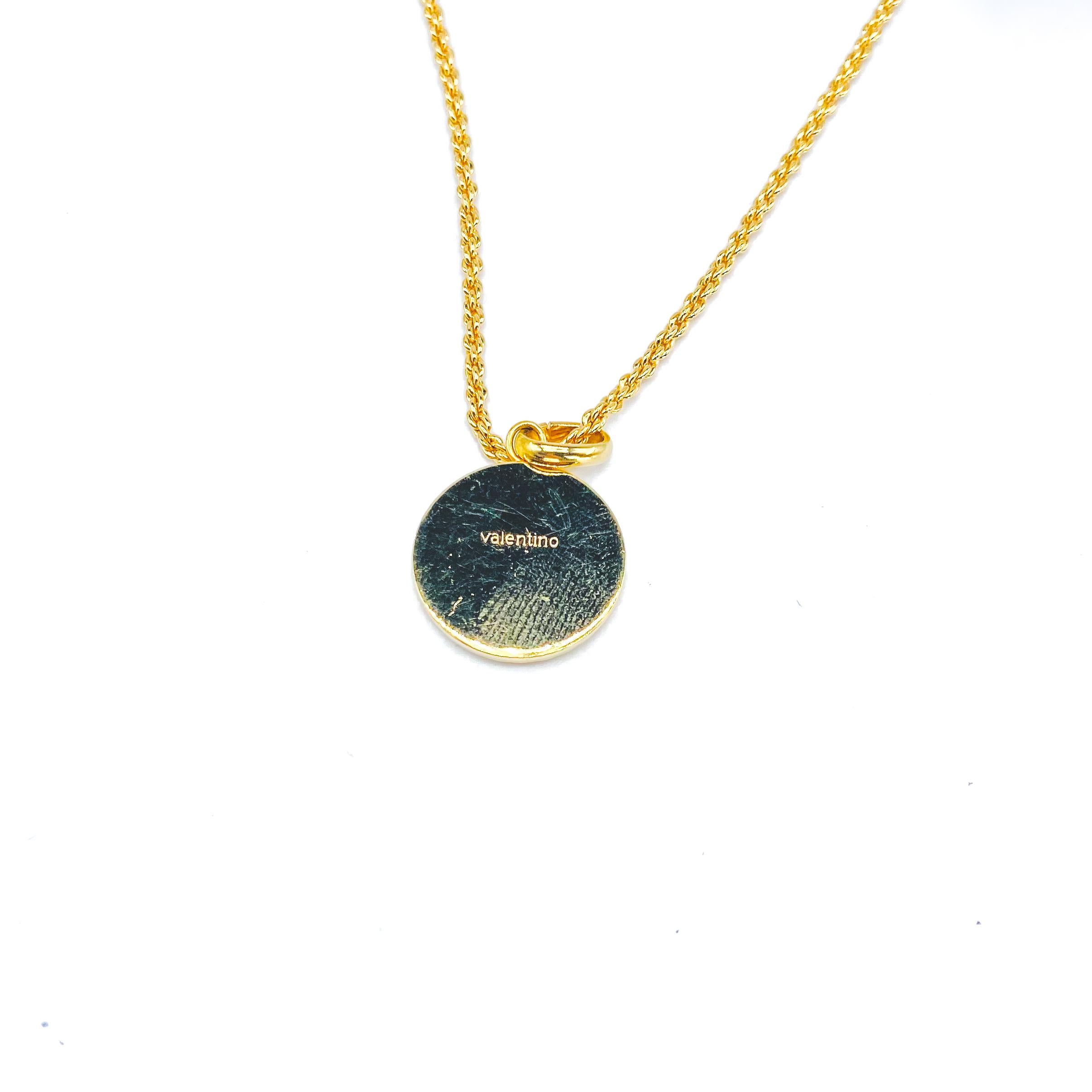 Valentino Vintage 1990s Necklace

Cute little 'V' 90s pendant from the Maison Valentino. Wear solo or layer up for impact

Detail
-Made in Italy in the 90s
-Gold plated metal
-Delicate chain with small circular pendant featuring the iconic Valentino