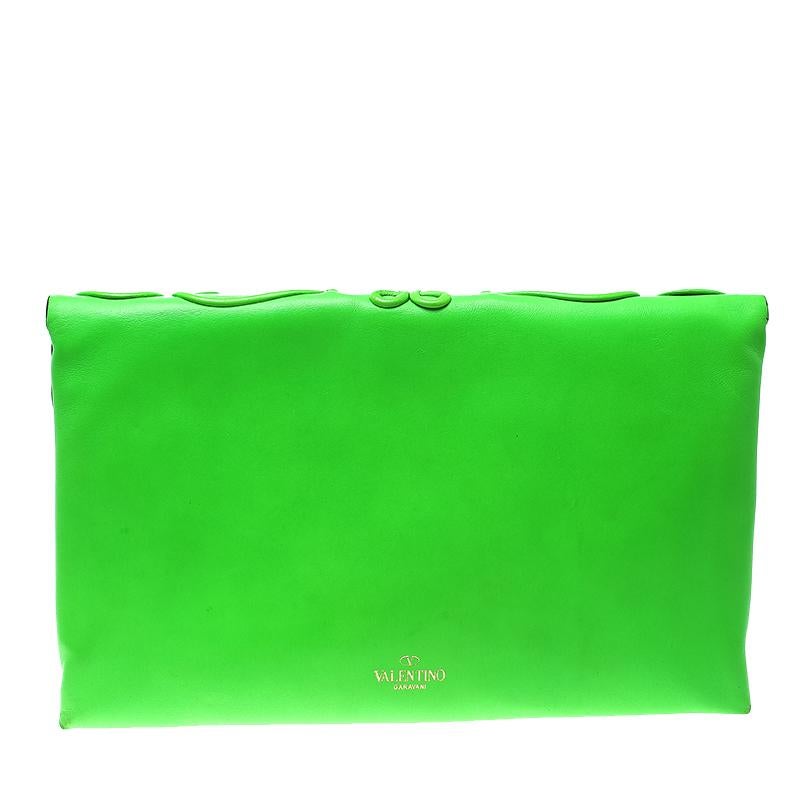 Coloured in an eye-catching neon green shade, this Valentino clutch will undoubtedly be the centre of attention. Made from leather, the baroque-like piping adorning it indeed proves why it's called the Intricate clutch. The front flap opens up to a