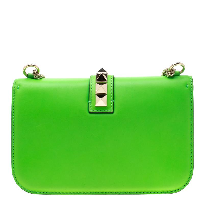 If you are looking for a bag with a blend of modern style and class, this Valentino creation is the answer. Crafted from leather, this green piece comes with a gold-tone chain and a flap with a push-lock to secure the well-sized fabric interior. The