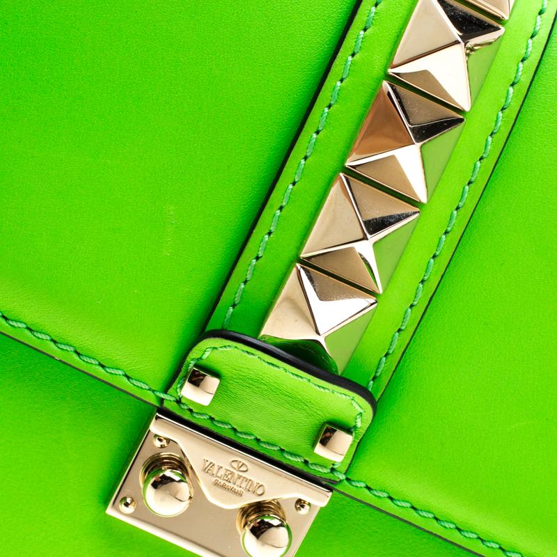 Valentino Neon Green Leather Rockstud Medium Glam Lock Flap Bag In Good Condition In Dubai, Al Qouz 2
