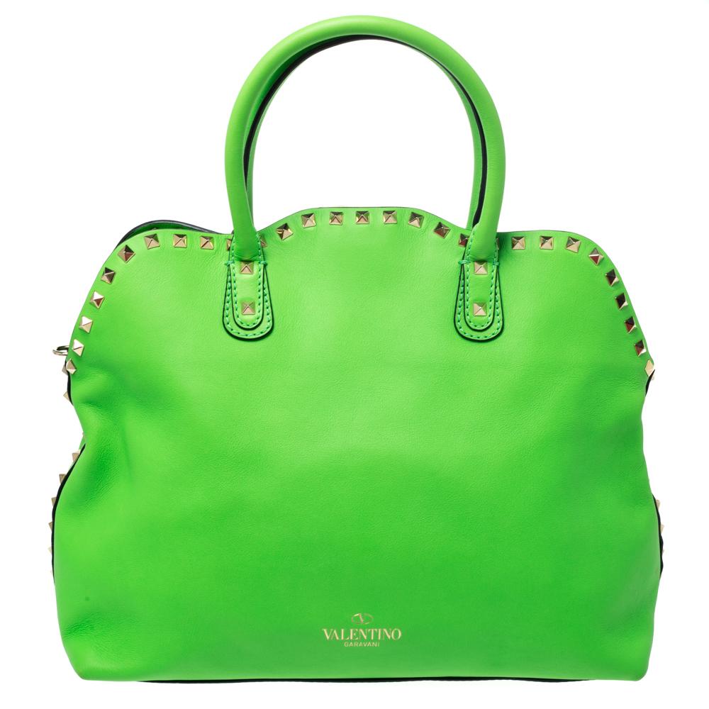 Valentino brings you this super-stylish tote that carries a design which will surely grab the attention of your onlookers. It has a classy neon green exterior decorated with the signature pyramid Rockstuds. The leather tote is complete with a