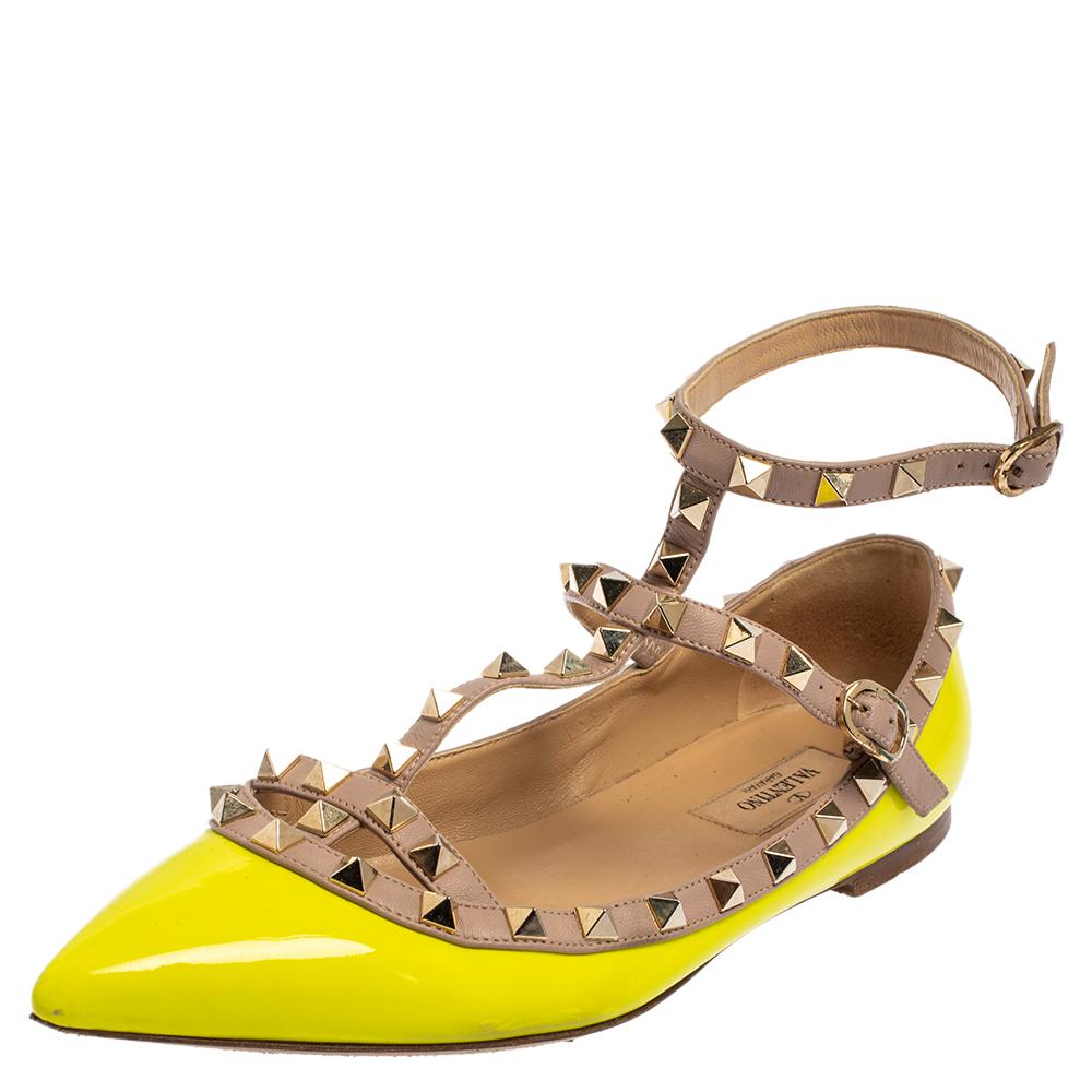 These ballet flats by Valentino have been beautifully crafted from neon green patent leather and are styled with pointed toes and signature Rockstud details on the buckled leather straps that form a cage effect on the vamps. These flats will bring