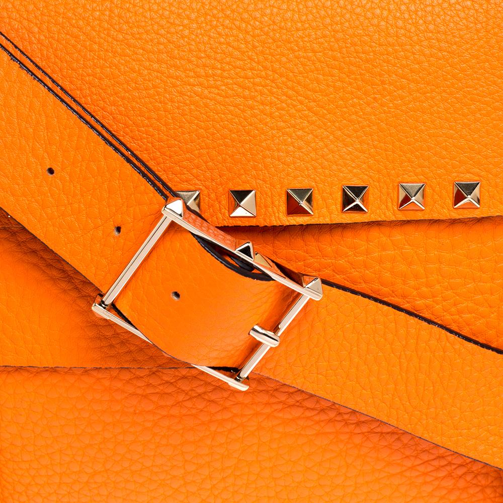 Valentino Neon Orange Leather Rockstud Messenger Bag In Good Condition In Dubai, Al Qouz 2