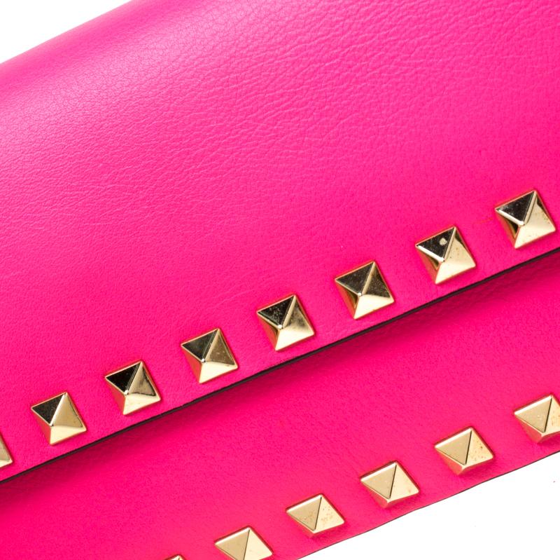 Valentino Neon Pink Leather Rockstud Bracelet Clutch In Good Condition In Dubai, Al Qouz 2