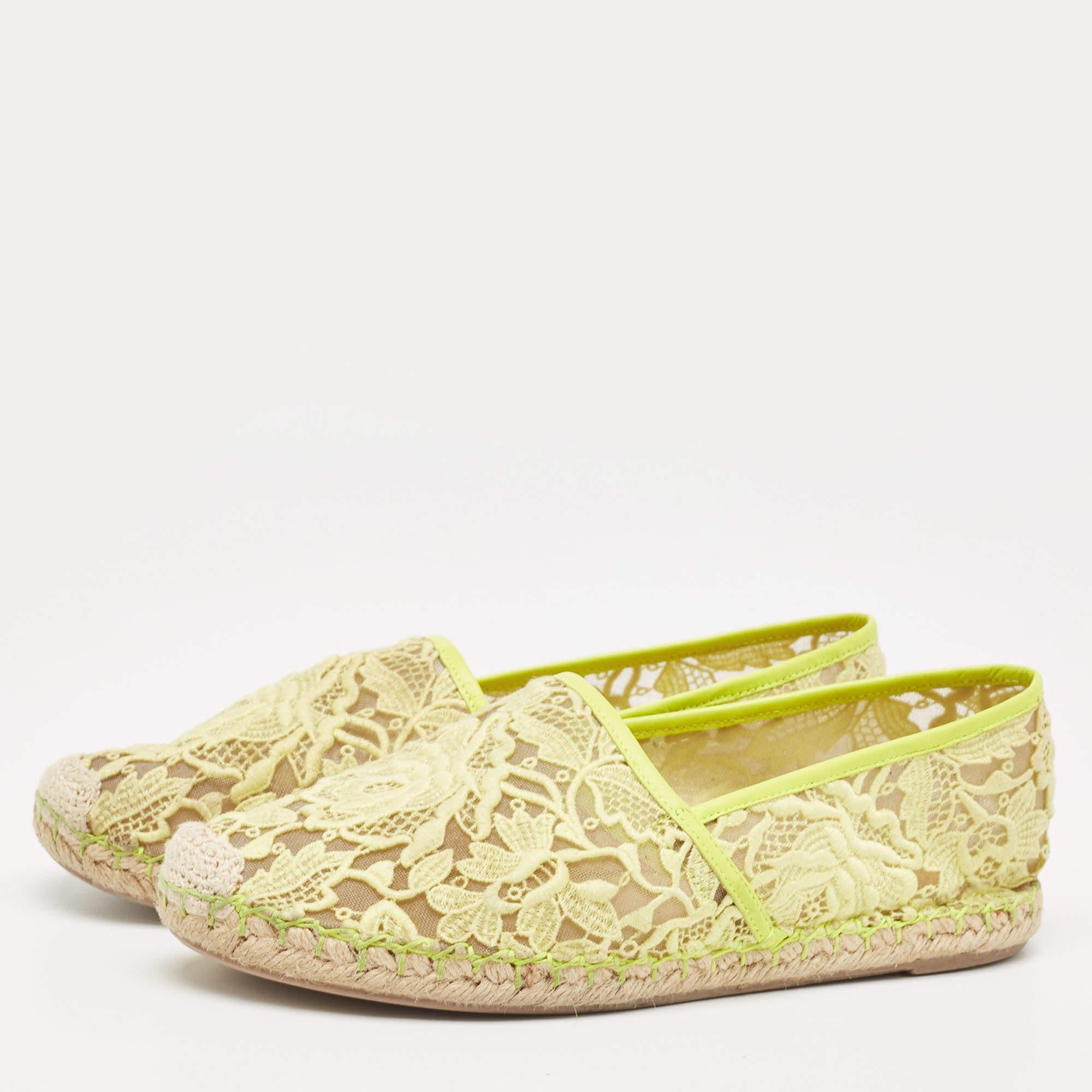 Cette paire confortable est votre premier choix lorsque vous partez pour une longue journée. Ces espadrilles sont dotées d'une tige bien cousue et d'une semelle durable.